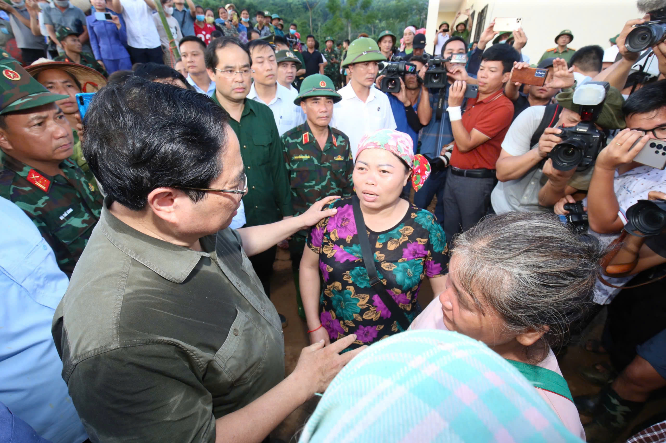 Thủ tướng Phạm Minh Chính thăm hỏi, chia sẻ với mất mát của người dân thôn Làng Nủ.