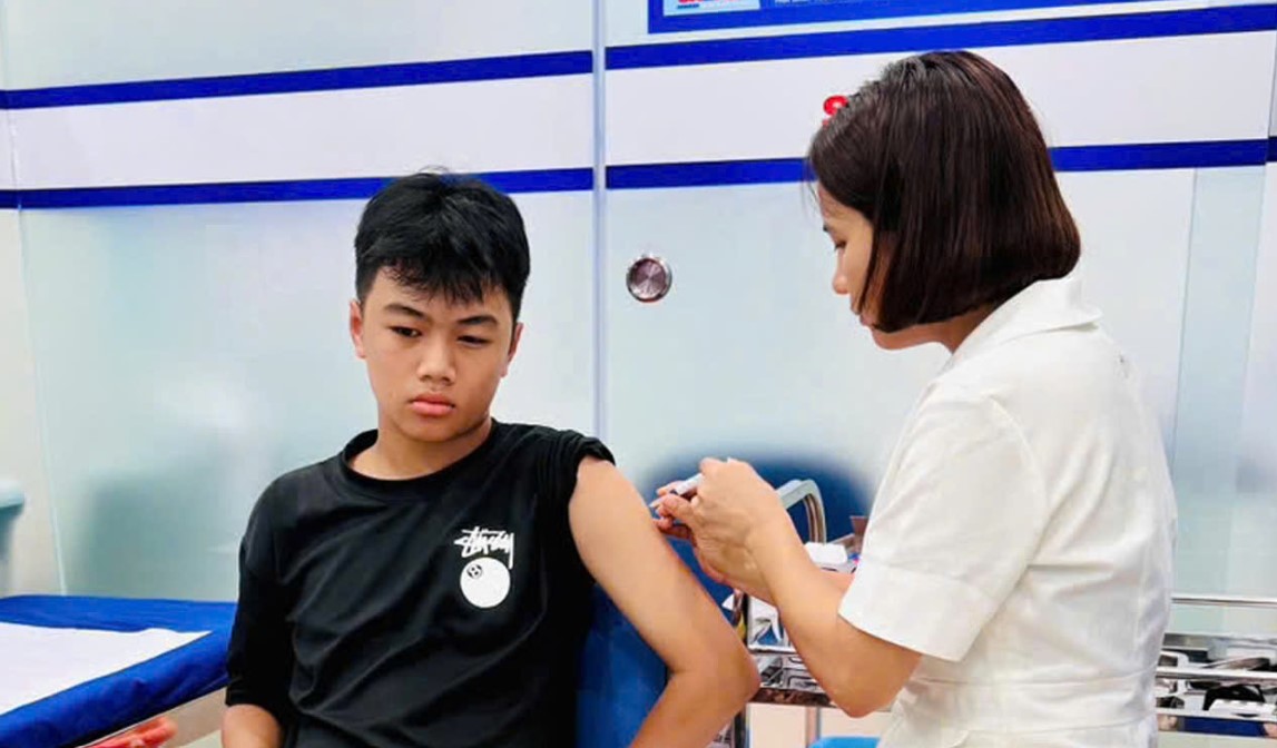 Tiêm miễn phí vaccine uốn ván cho người dân vùng lũ- Ảnh 1.