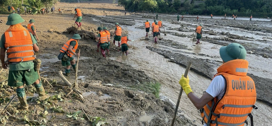 Tới chiều 12/9, lực lượng chức năng vẫn tiếp tục tìm kiếm những người bị mất tích. Ảnh: Hà Thắng.