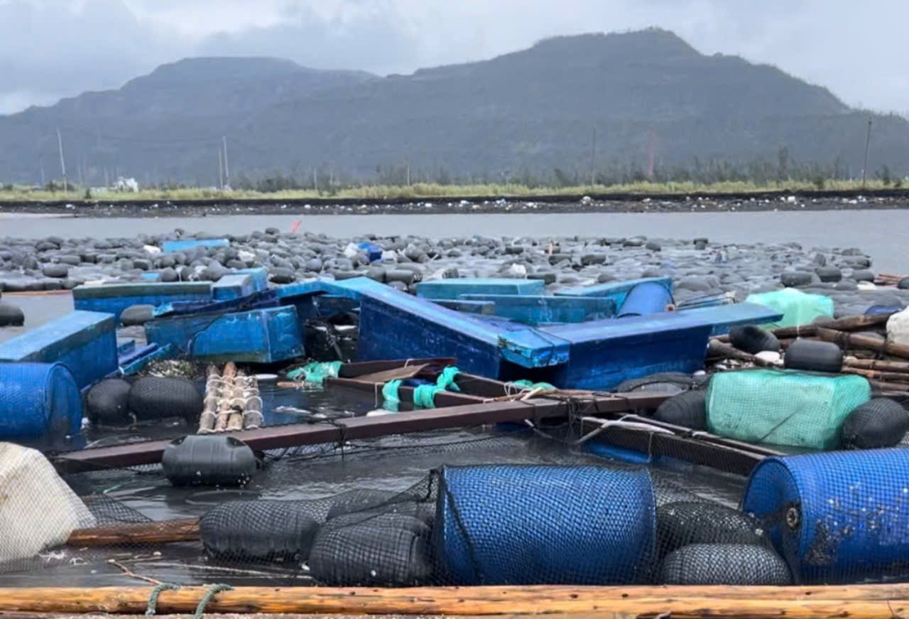 Cảnh sát đường thủy Quảng Ninh hỗ trợ trục vớt tài sản, thu dọn luồng lạch sau bão- Ảnh 1.