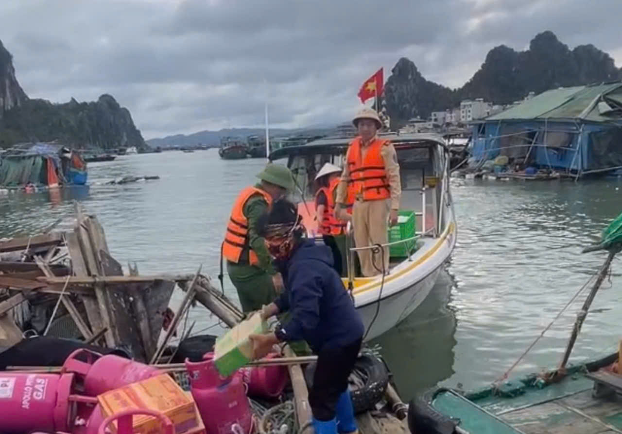 Cảnh sát đường thủy Quảng Ninh hỗ trợ trục vớt tài sản, thu dọn luồng lạch sau bão- Ảnh 2.