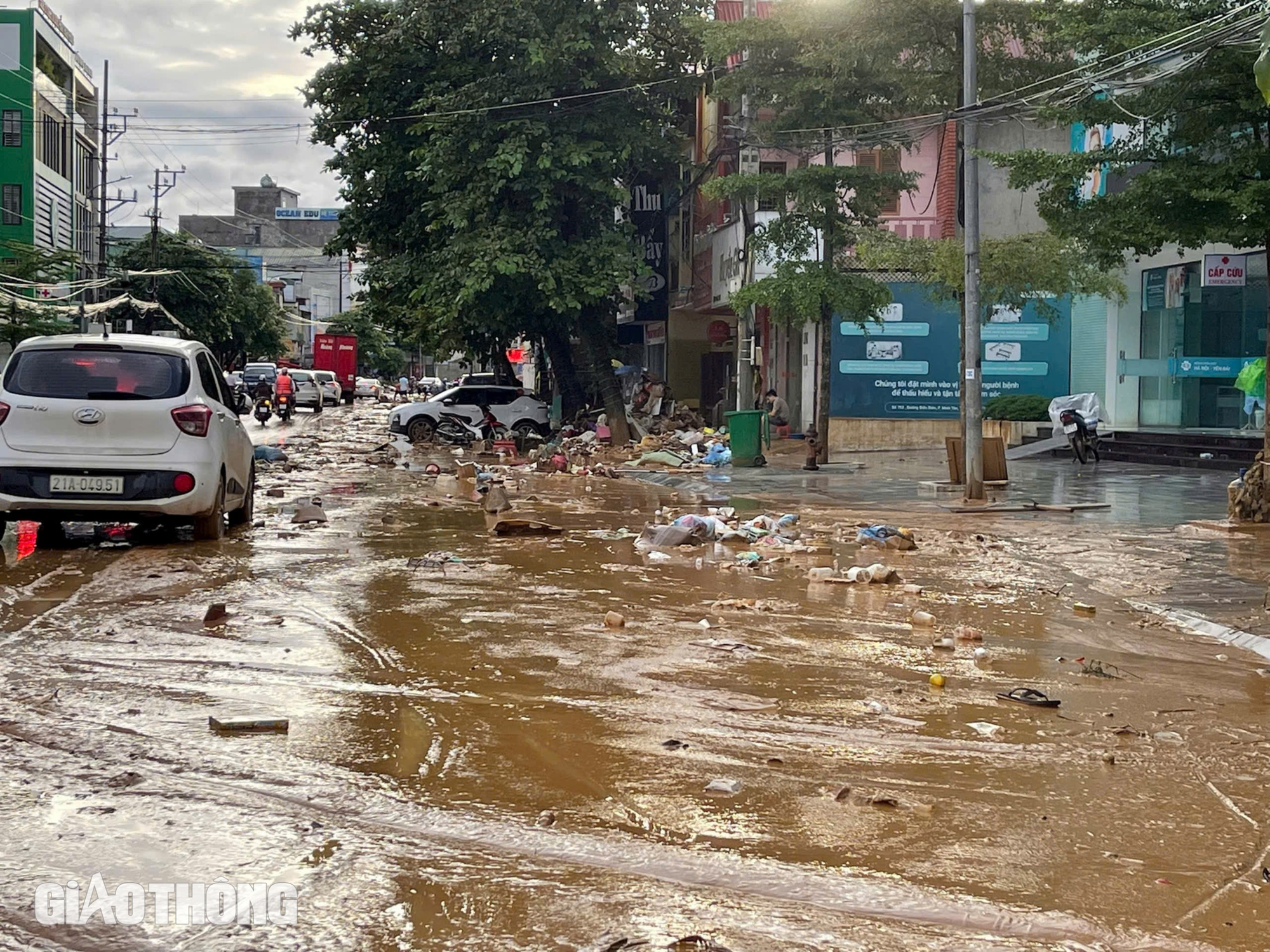 Yên Bái ngập trong bùn, rác sau khi cơn lũ đi qua- Ảnh 6.