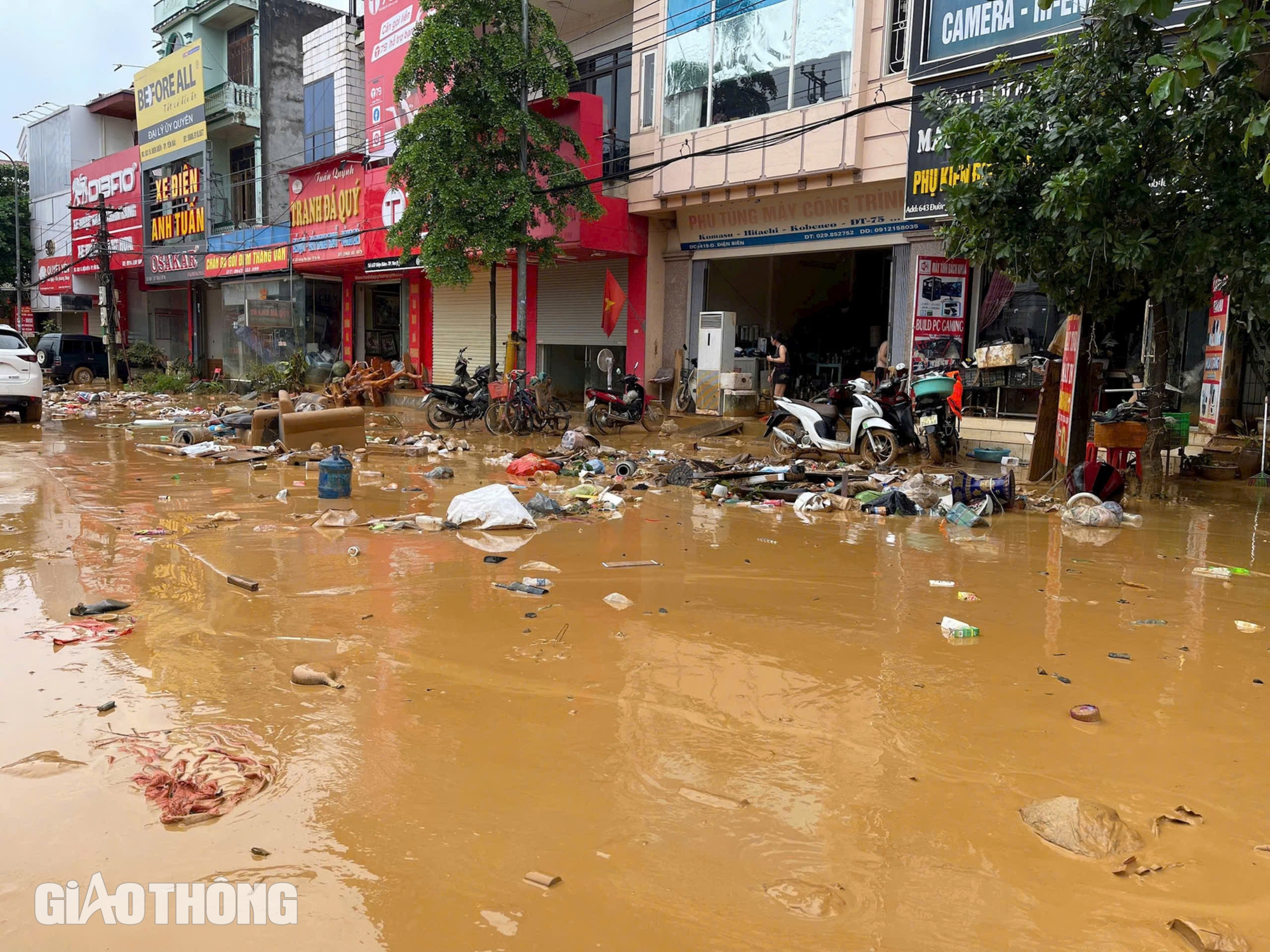 Yên Bái ngập trong bùn, rác sau khi cơn lũ đi qua- Ảnh 7.