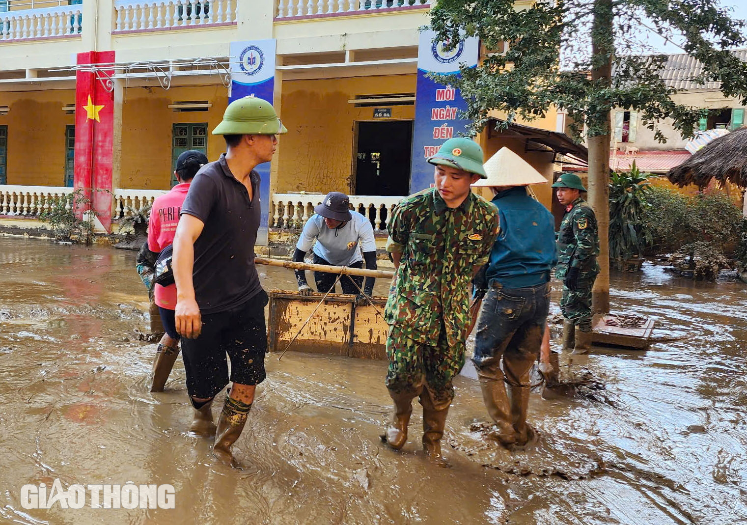 Yên Bái ngập trong bùn, rác sau khi cơn lũ đi qua- Ảnh 8.