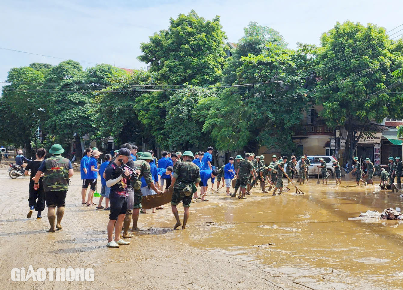 Yên Bái ngập trong bùn, rác sau khi cơn lũ đi qua- Ảnh 12.