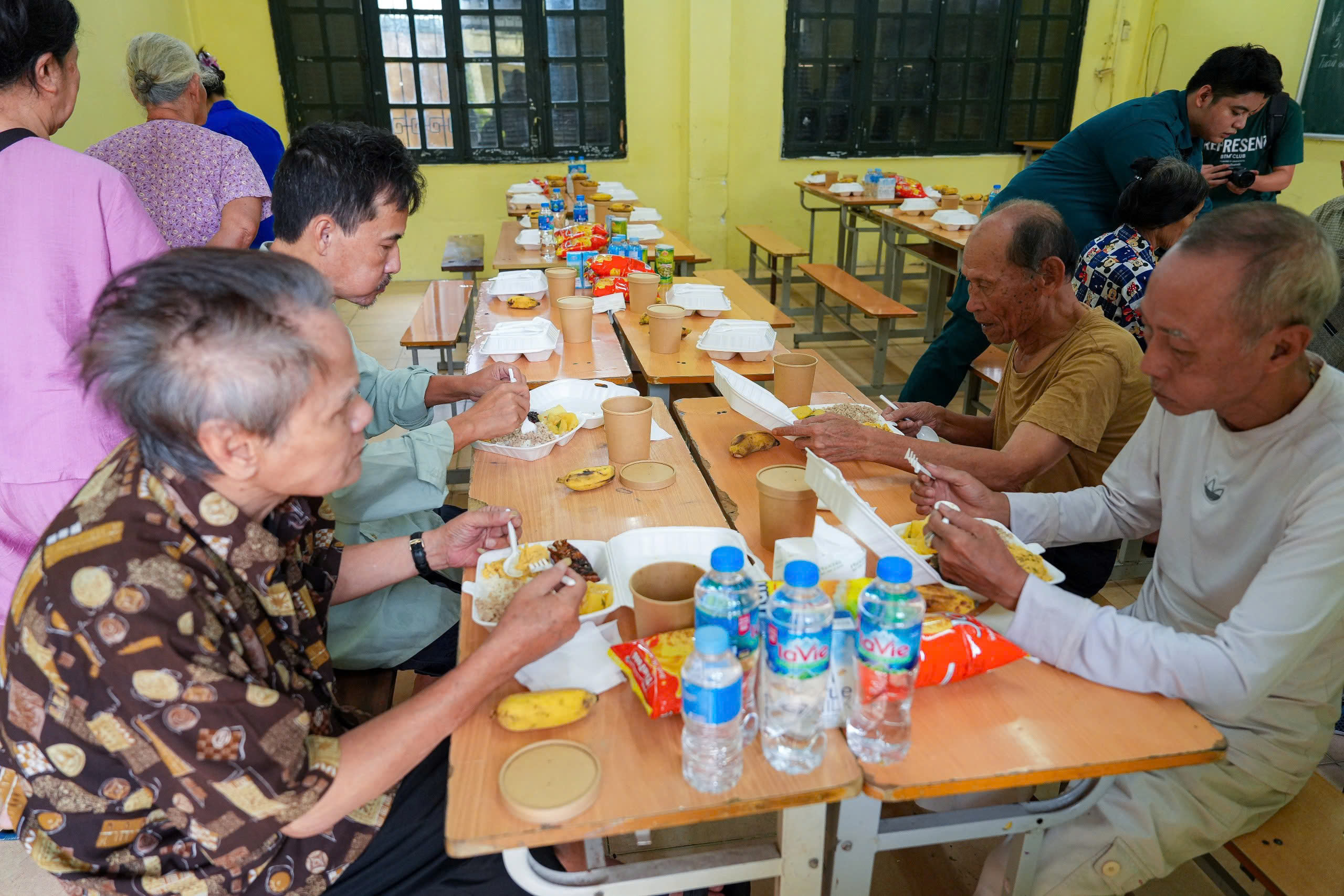 Cận cảnh cuộc sống của người dân tránh lũ ở Thủ đô- Ảnh 13.