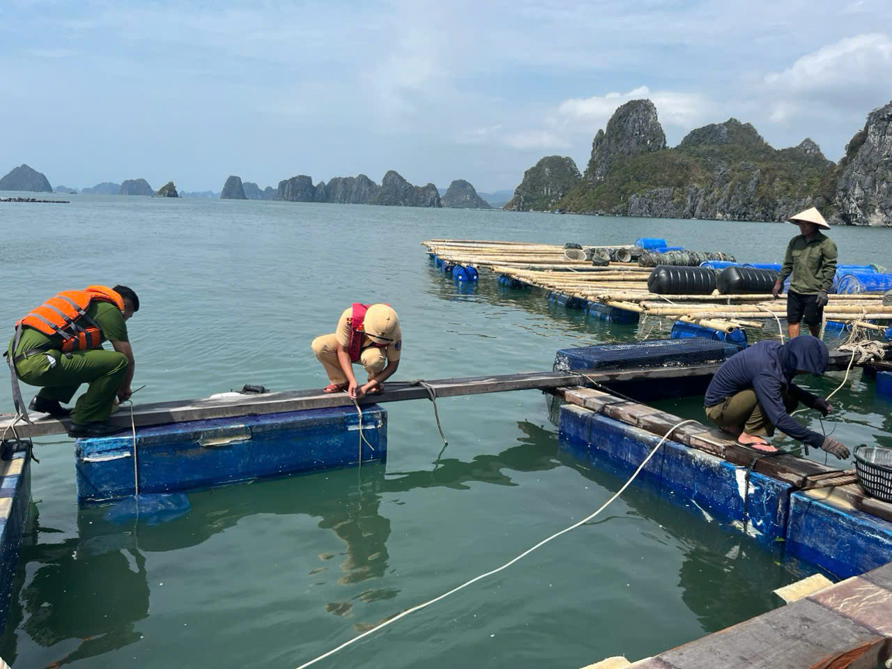 Cảnh sát đường thủy Quảng Ninh hỗ trợ trục vớt tài sản, thu dọn luồng lạch sau bão- Ảnh 4.