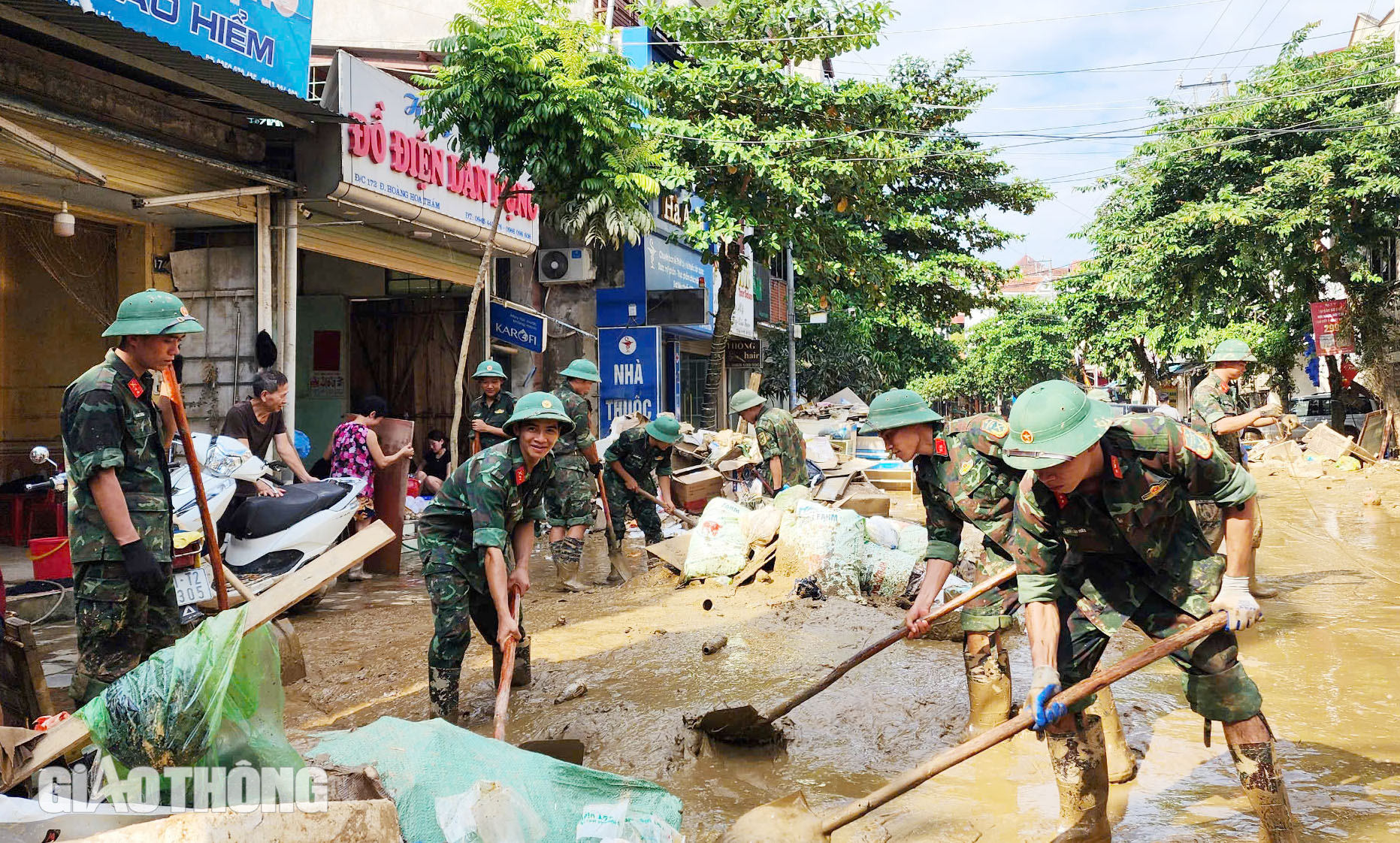 Yên Bái ngập trong bùn, rác sau khi cơn lũ đi qua- Ảnh 9.