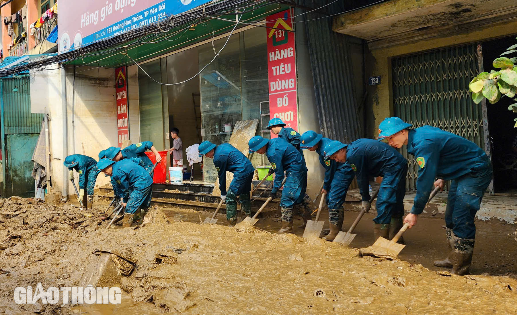 Yên Bái ngập trong bùn, rác sau khi cơn lũ đi qua- Ảnh 11.