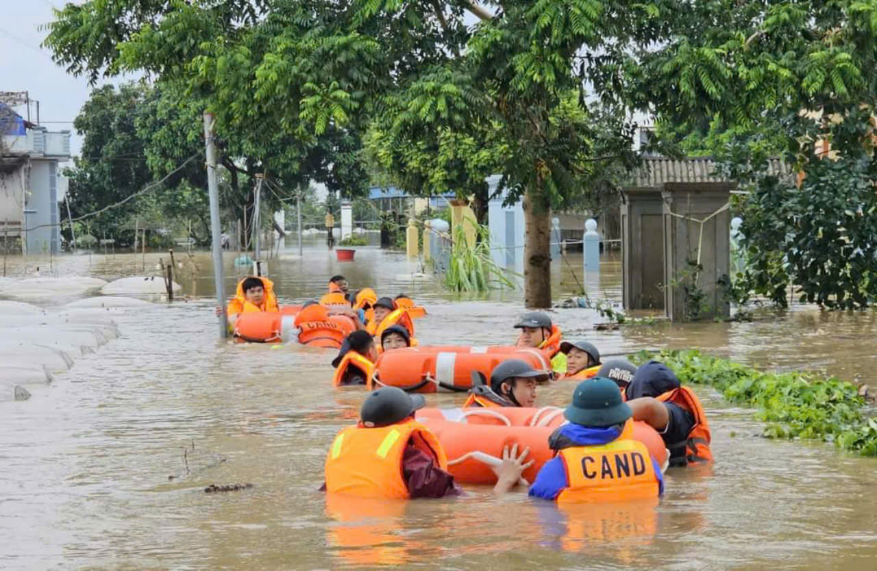 Ấm lòng hình ảnh công an Nam Định đua với nước lũ, nỗ lực giúp dân- Ảnh 2.