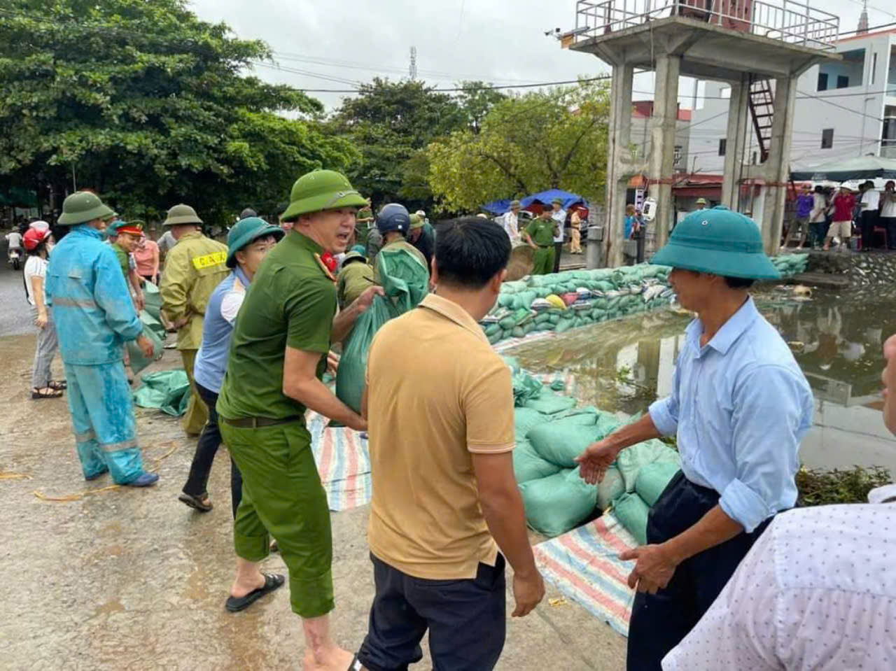 Ấm lòng hình ảnh công an Nam Định đua với nước lũ, nỗ lực giúp dân- Ảnh 4.