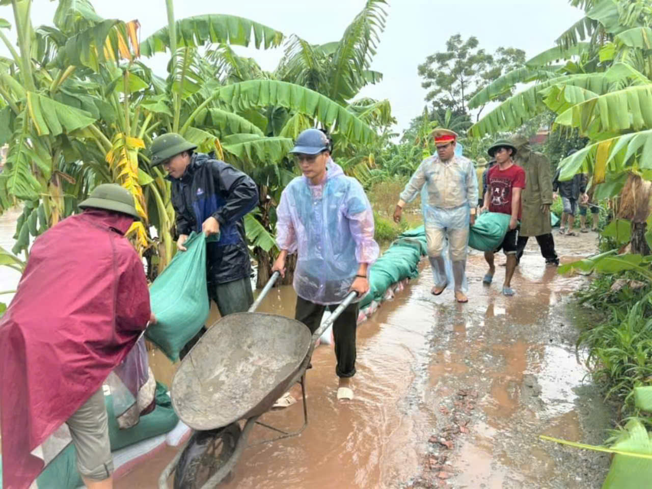 Ấm lòng hình ảnh công an Nam Định đua với nước lũ, nỗ lực giúp dân- Ảnh 8.