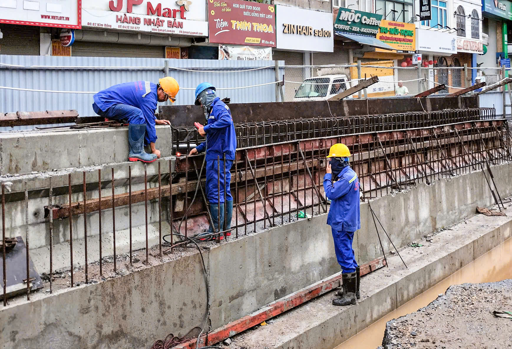 Hà Nội: Nhiều công trình giao thông trọng điểm vẫn thi công cầm chừng vì úng ngập sau bão- Ảnh 27.