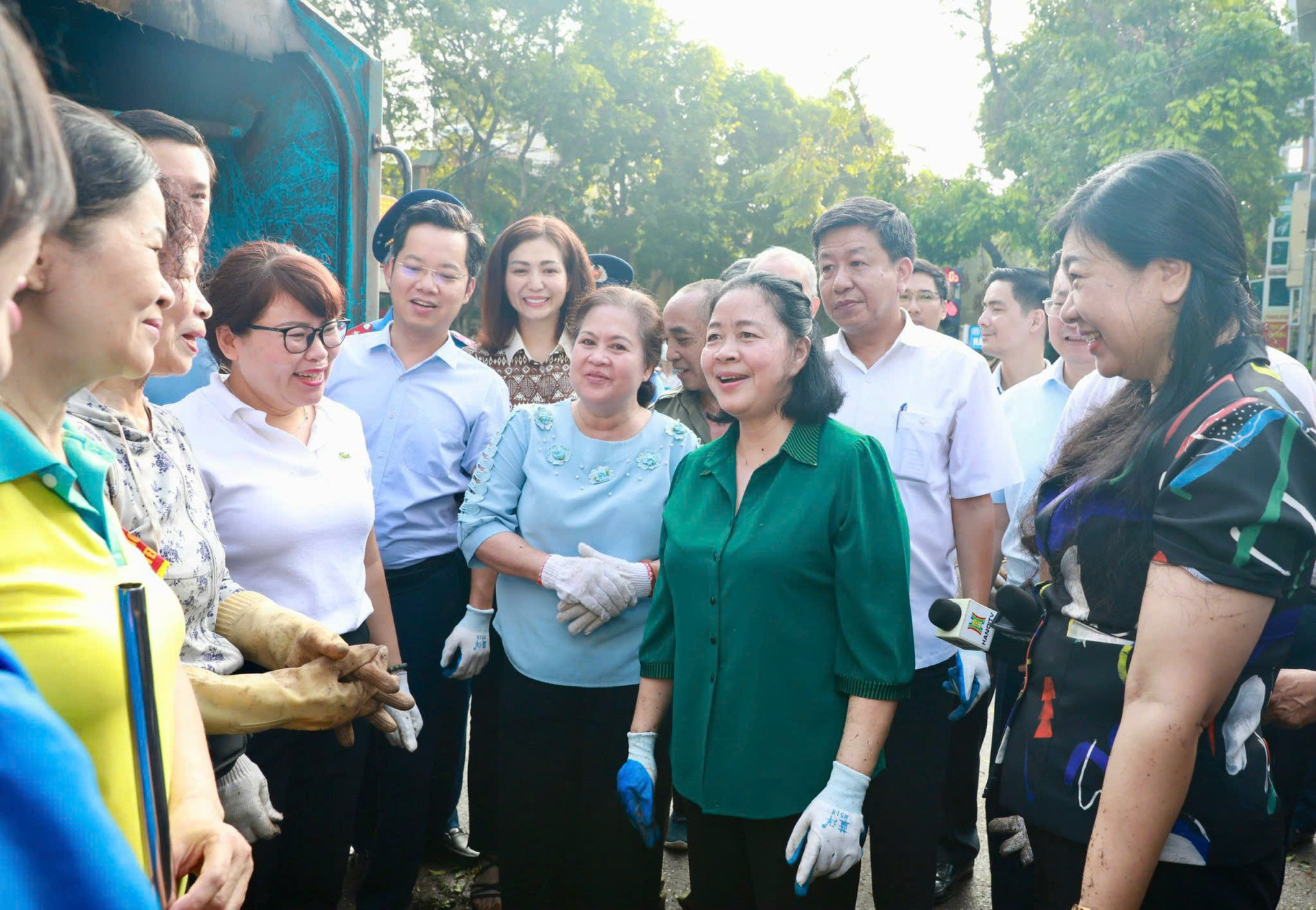 Bí thư Hà Nội cùng nhân dân xuống đường dọn rác sau siêu bão Yagi- Ảnh 9.