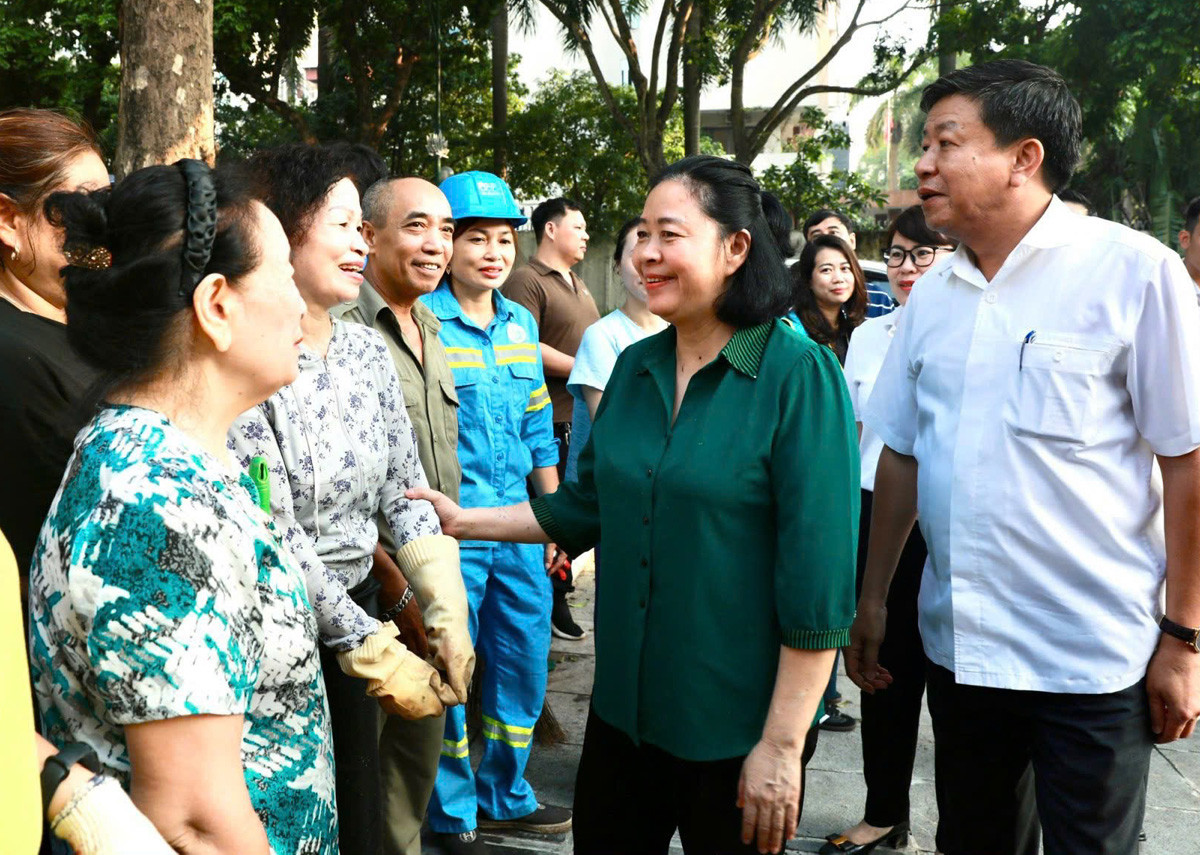 Bí thư Hà Nội cùng nhân dân xuống đường dọn rác sau siêu bão Yagi- Ảnh 10.