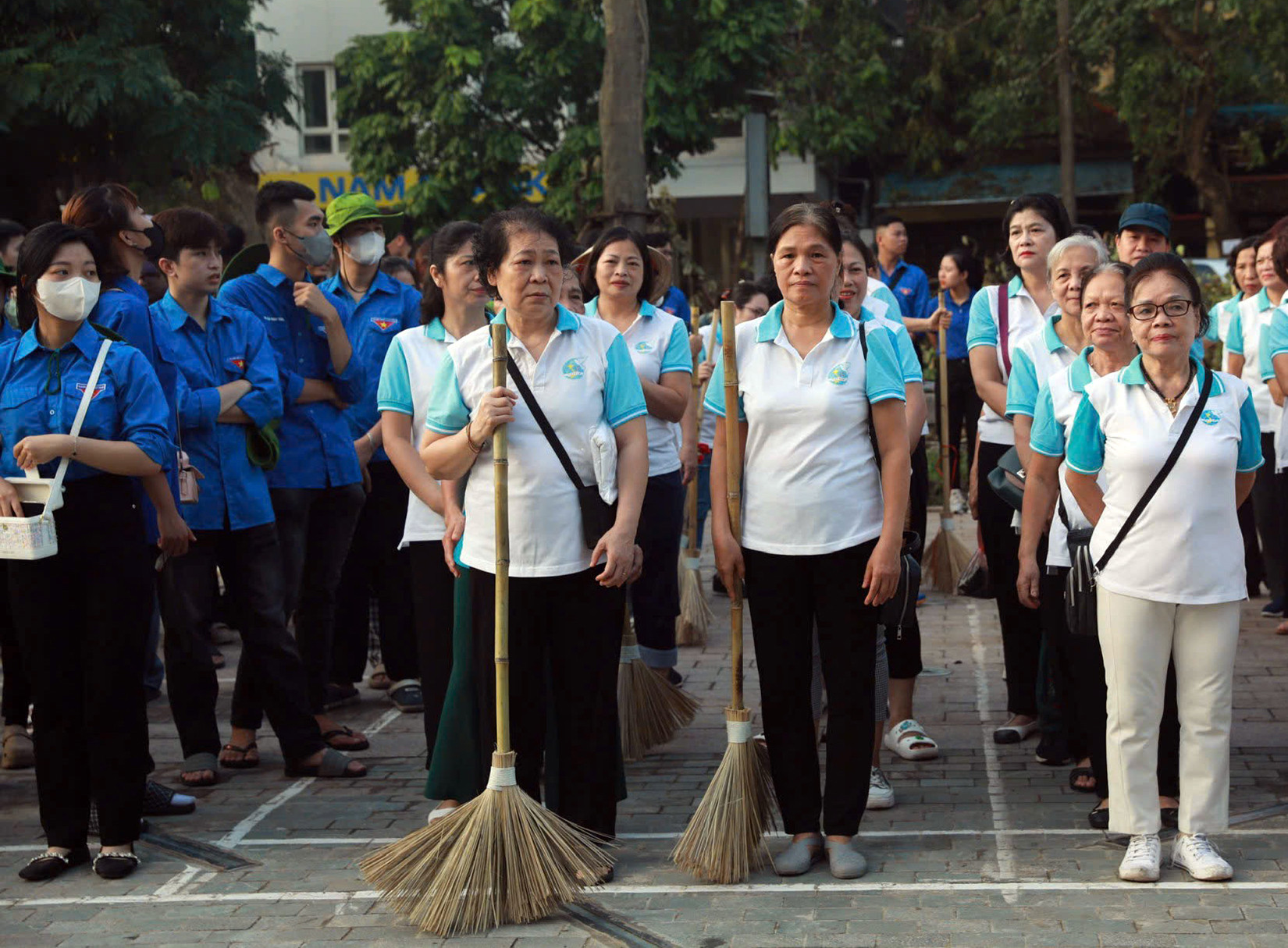 Bí thư Hà Nội cùng nhân dân xuống đường dọn rác sau siêu bão Yagi- Ảnh 2.