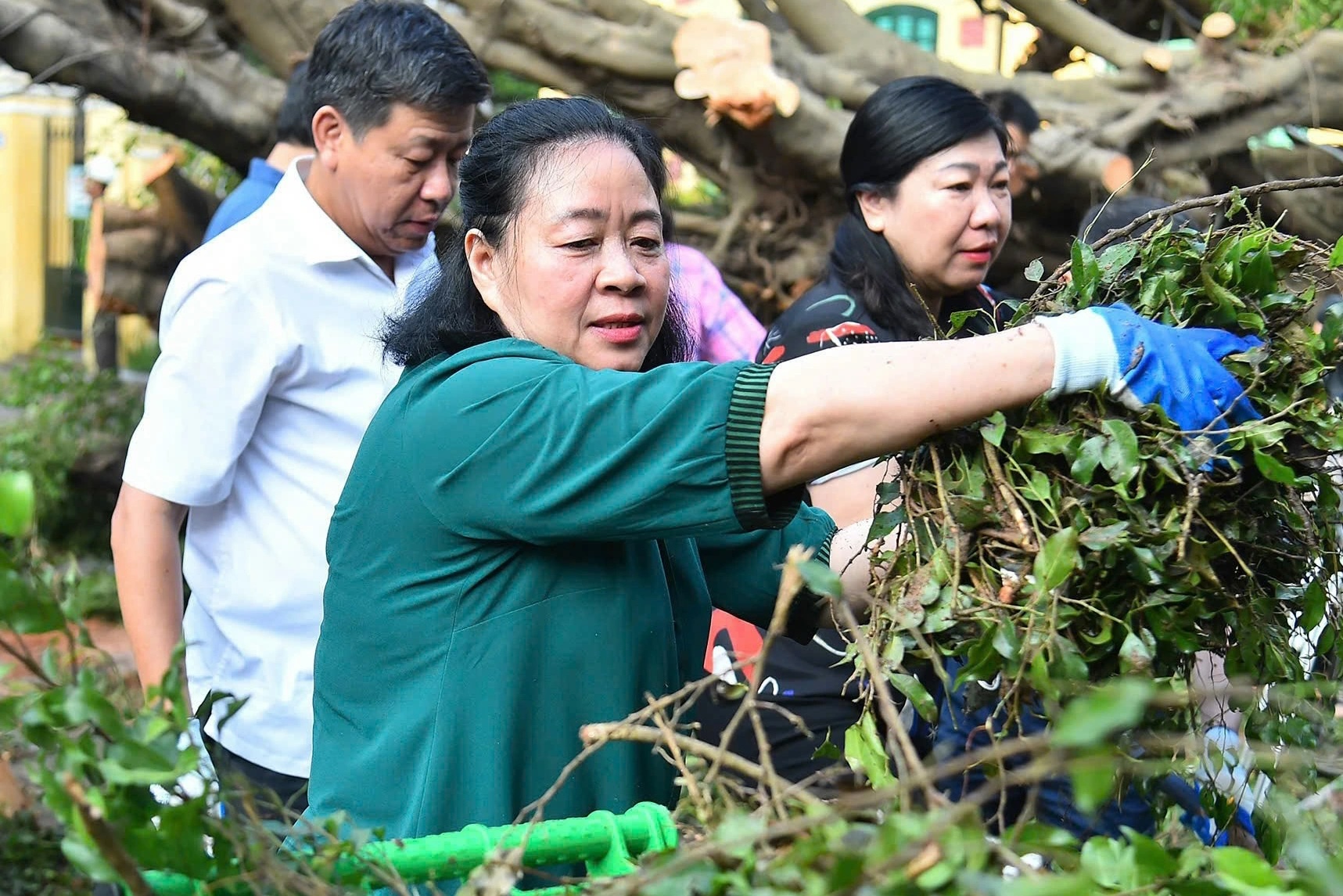 Bí thư Hà Nội cùng nhân dân xuống đường dọn rác sau siêu bão Yagi- Ảnh 3.