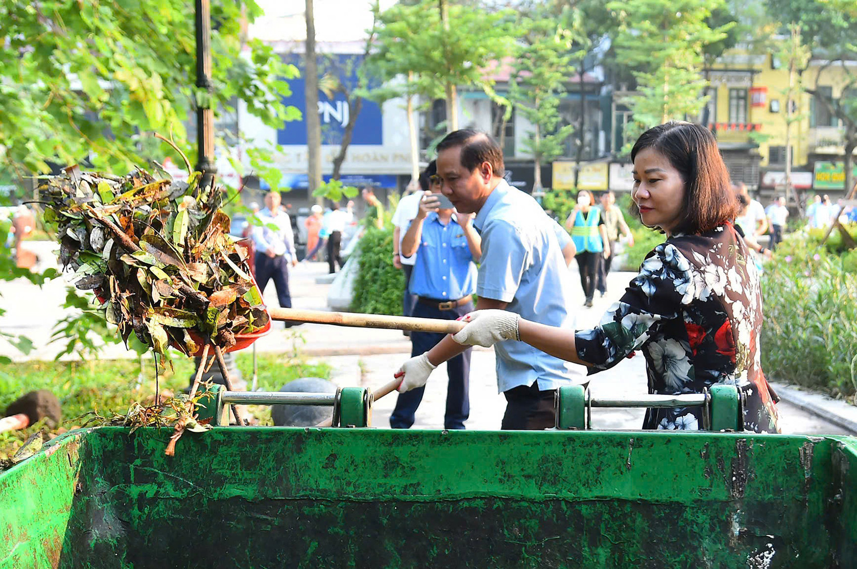 Bí thư Hà Nội cùng nhân dân xuống đường dọn rác sau siêu bão Yagi- Ảnh 4.