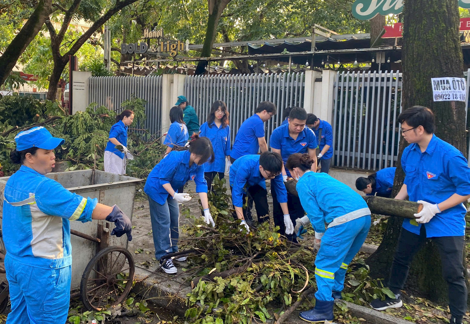 Bí thư Hà Nội cùng nhân dân xuống đường dọn rác sau siêu bão Yagi- Ảnh 8.