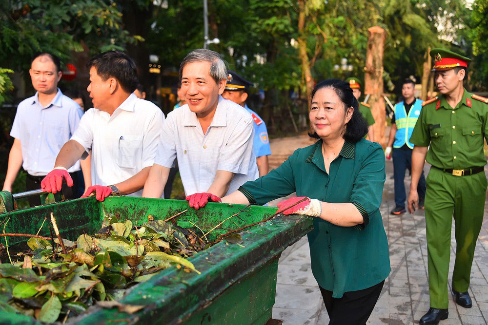 Bí thư Hà Nội cùng nhân dân xuống đường dọn rác sau siêu bão Yagi- Ảnh 6.