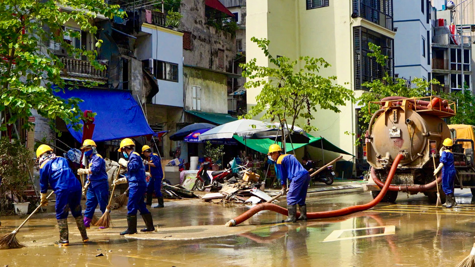 Hà Nội: Người dân ven sông Hồng tất bật dọn nhà sau trận lũ lịch sử- Ảnh 14.