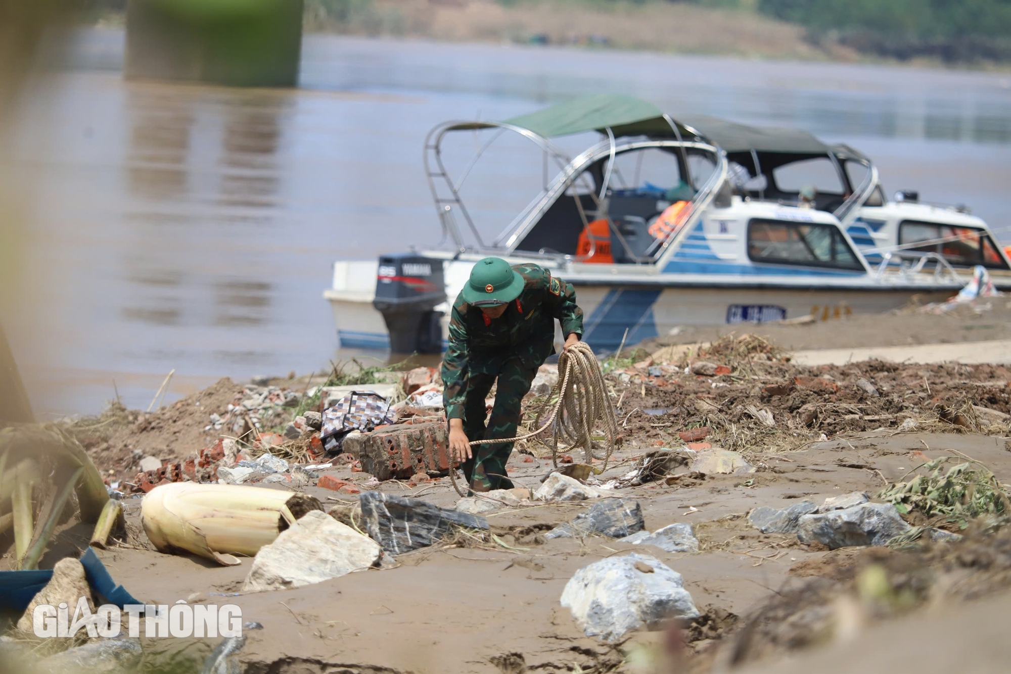 Đang tiếp cận nhịp cầu Phong Châu bị sập để trục vớt- Ảnh 7.