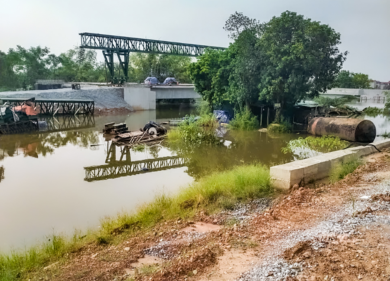 Hà Nội: Nhiều công trình giao thông trọng điểm vẫn thi công cầm chừng vì úng ngập sau bão- Ảnh 9.