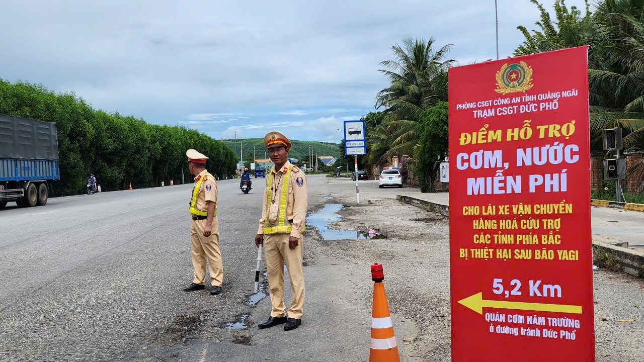 Cảnh sát giao thông Quảng Ngãi lập quán cơm miễn phí cho đoàn cứu trợ miền Bắc- Ảnh 1.