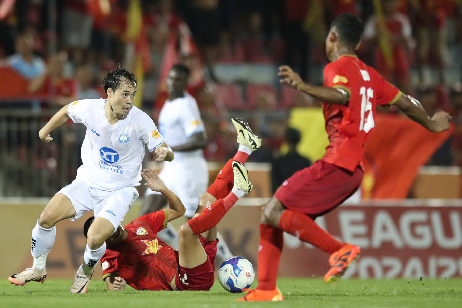 V-League: Nhà vô địch gục ngã trước Hà Tĩnh, Bình Dương và Hà Nội rủ nhau thắng - Ảnh 1.