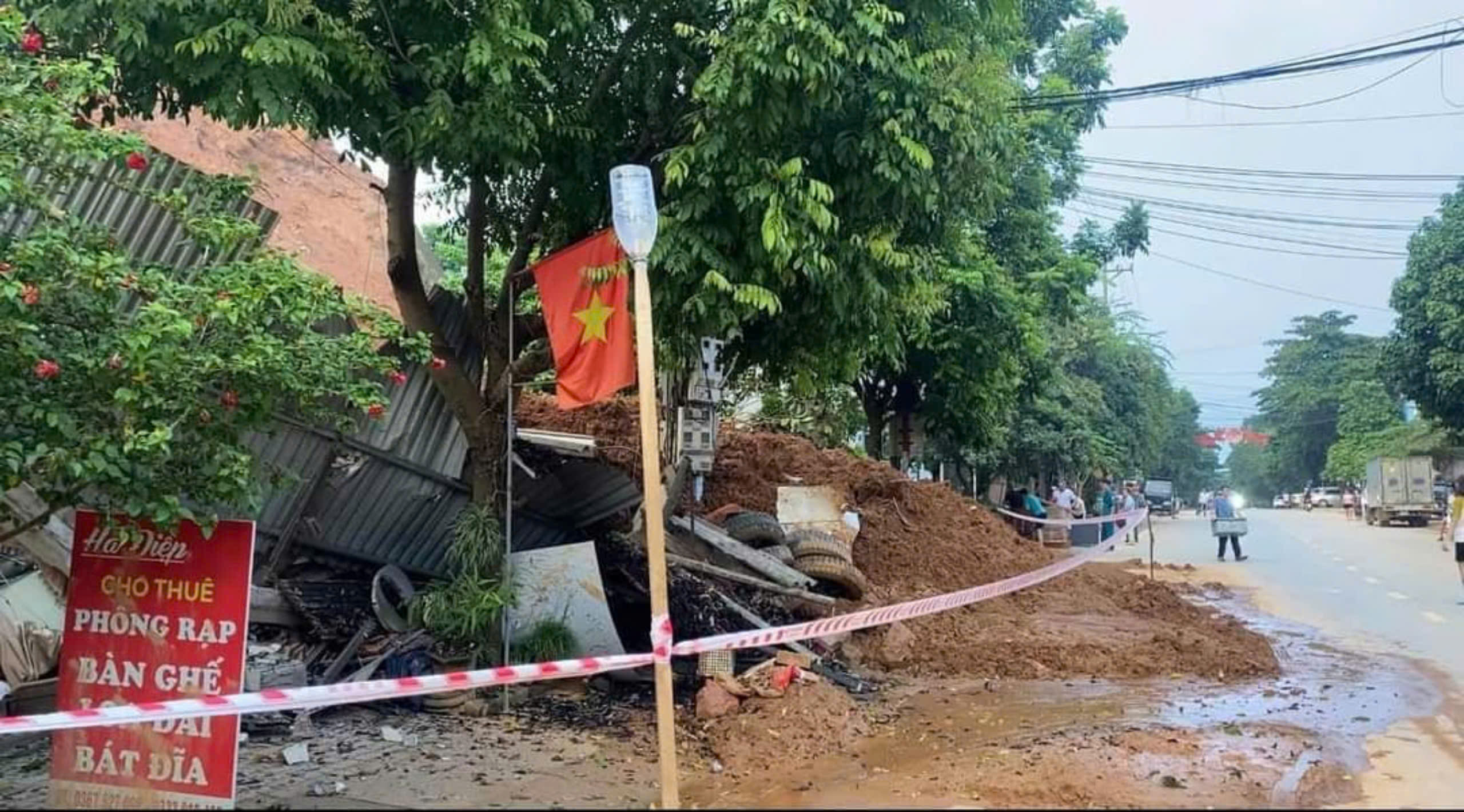 20.000m3 đất sạt lở, vùi lấp 3 ngôi nhà, hàng chục hộ dân Yên Bái di dời khẩn cấp- Ảnh 3.