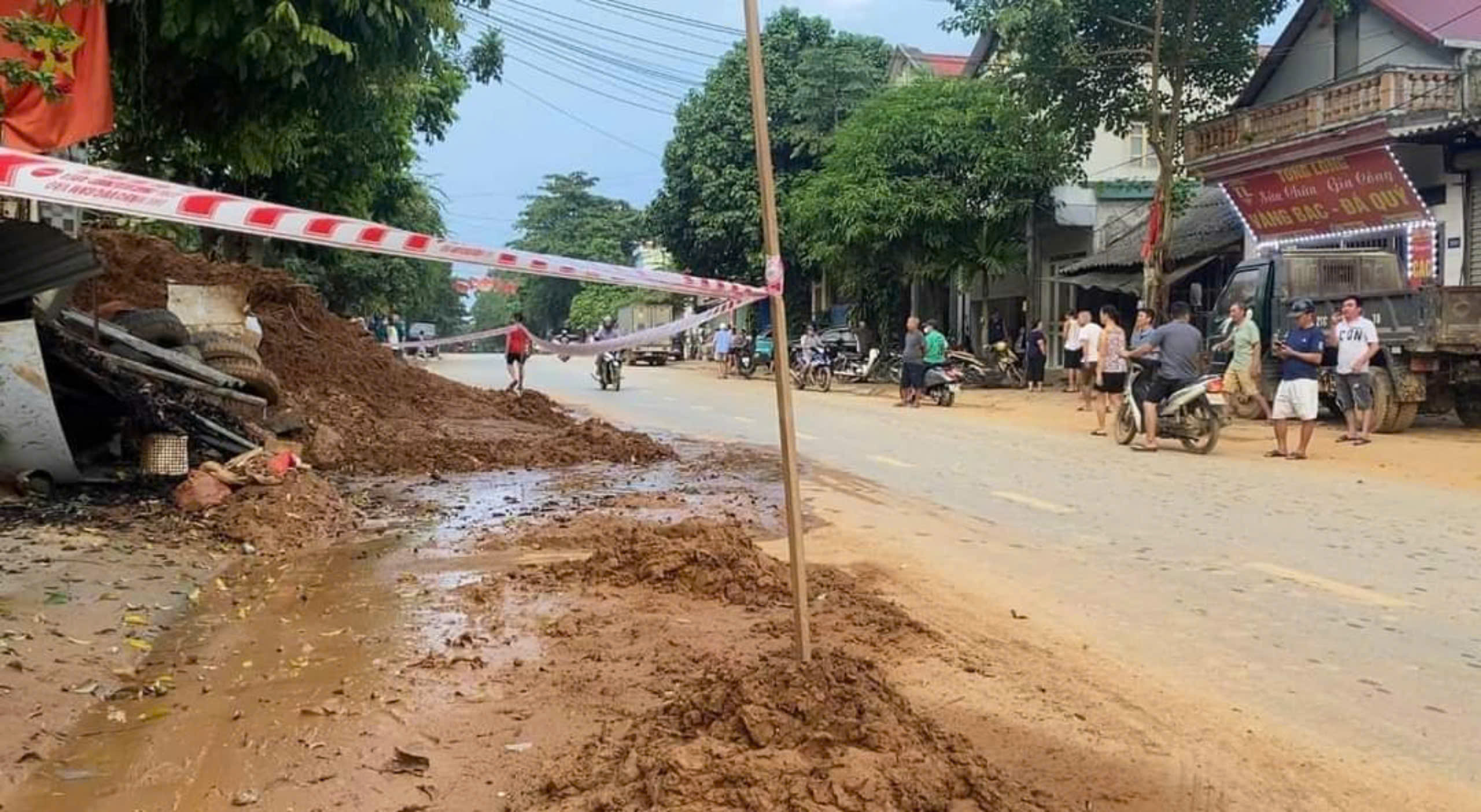 20.000m3 đất sạt lở, vùi lấp 3 ngôi nhà, hàng chục hộ dân Yên Bái di dời khẩn cấp- Ảnh 4.