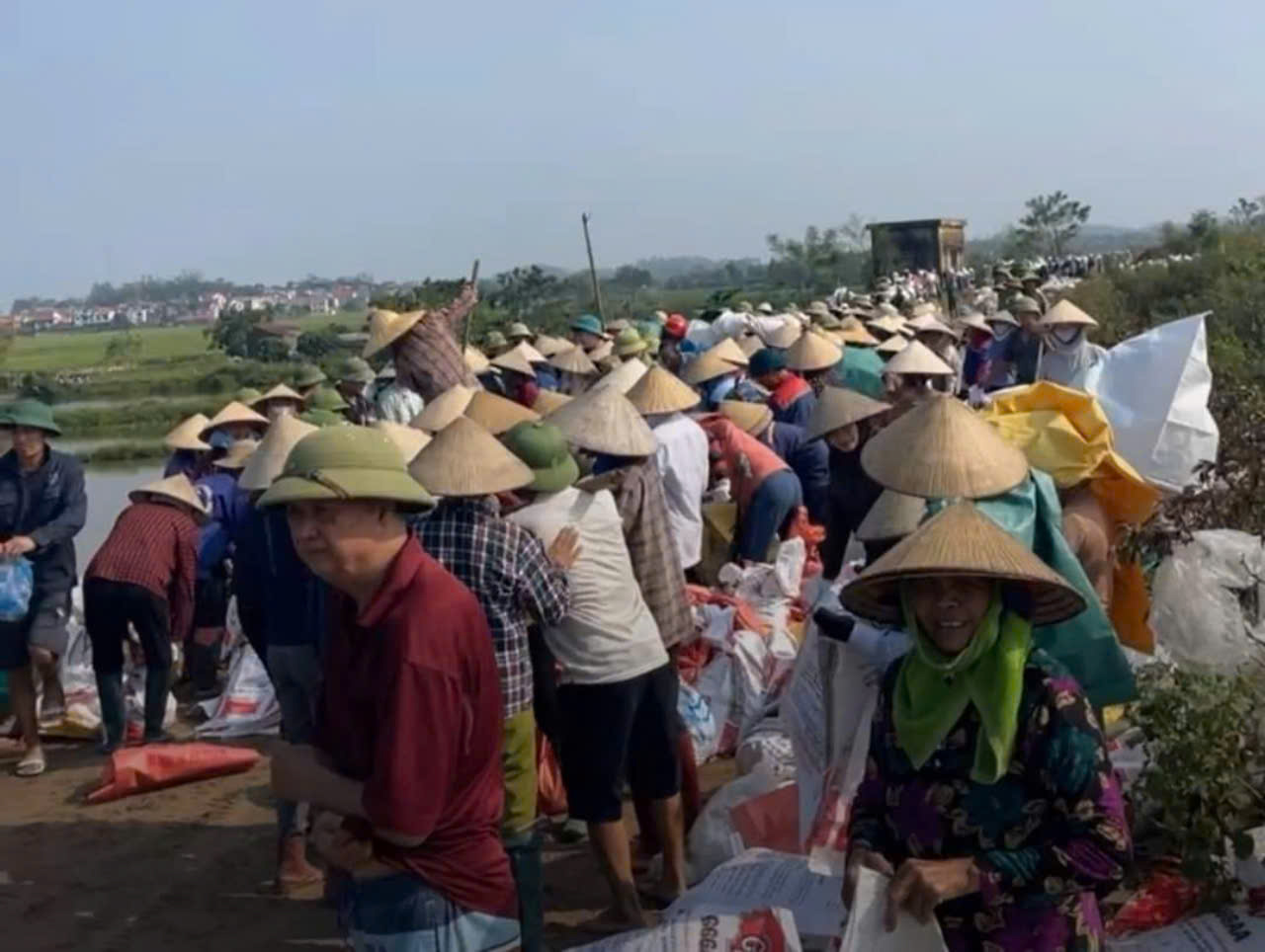 Đê sông Cầu sạt trượt, hàng nghìn người dân Bắc Giang đội nắng khắc phục- Ảnh 2.