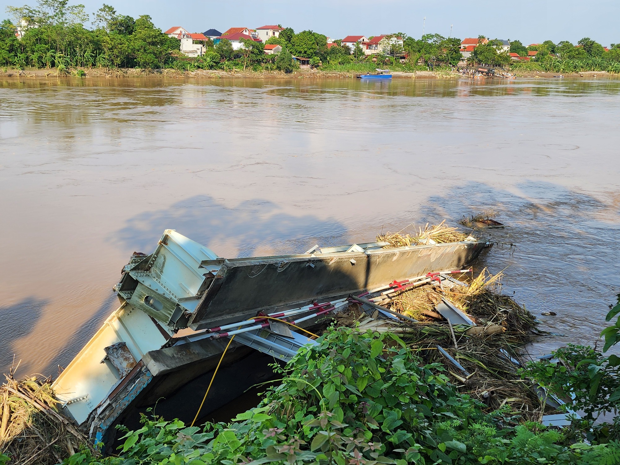 Tìm được nạn nhân đầu tiên trong vụ sập cầu Phong Châu- Ảnh 1.