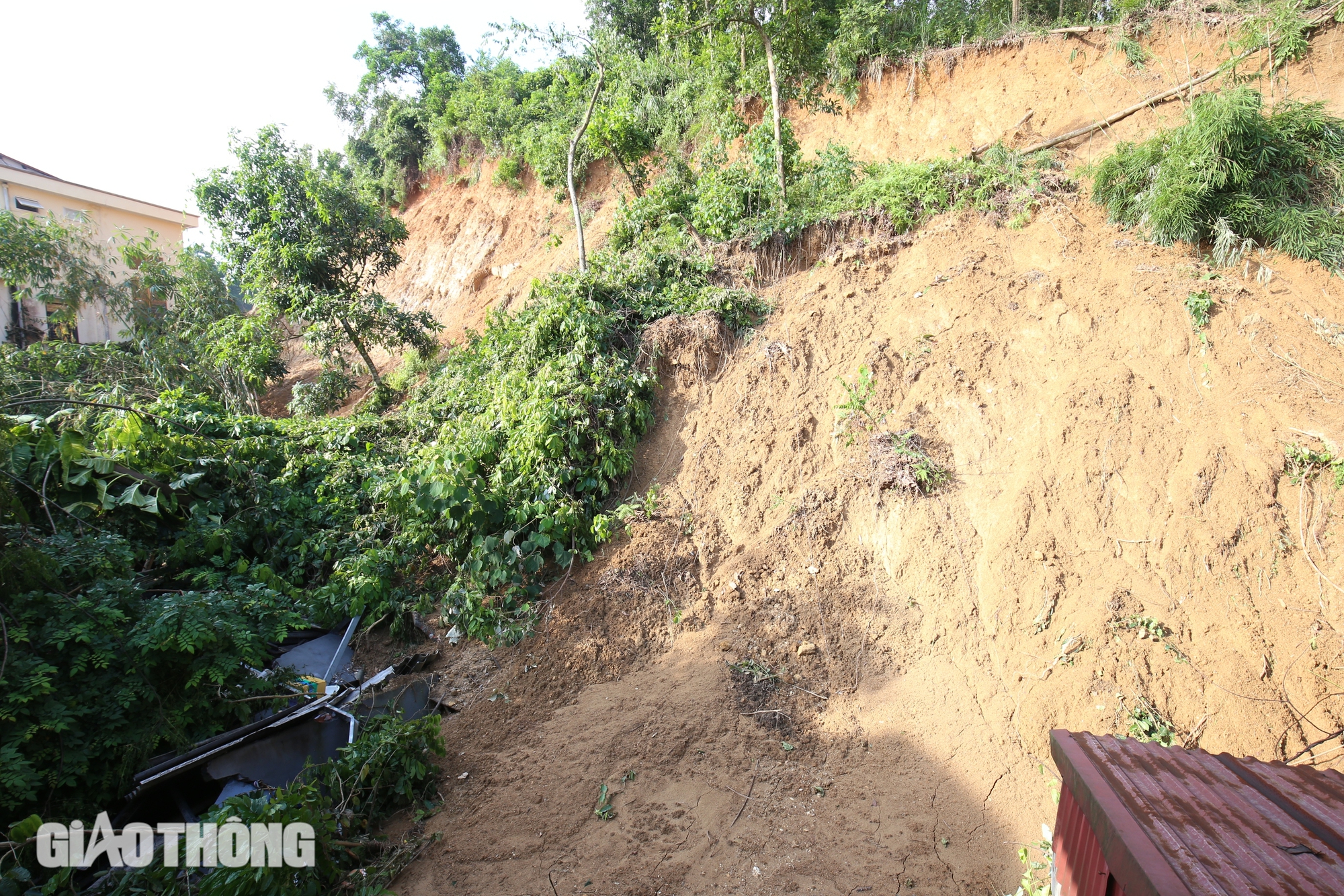 Cận cảnh sạt lở ta luy dương ở Yên Bái sau mưa lũ- Ảnh 8.