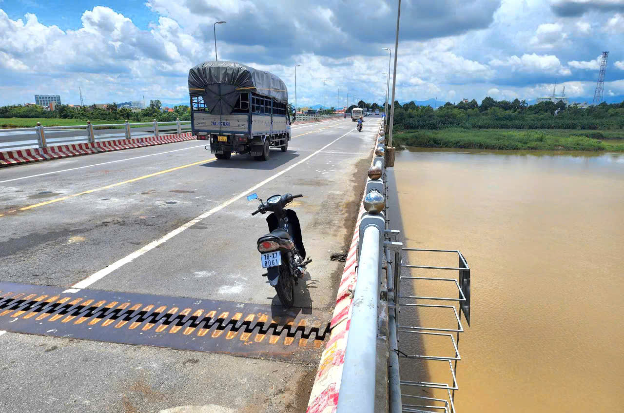 Tài xế cảm nhận ra sao khi cầu Trà Khúc 2 thông xe trở lại sau 2 tháng sửa chữa?- Ảnh 2.