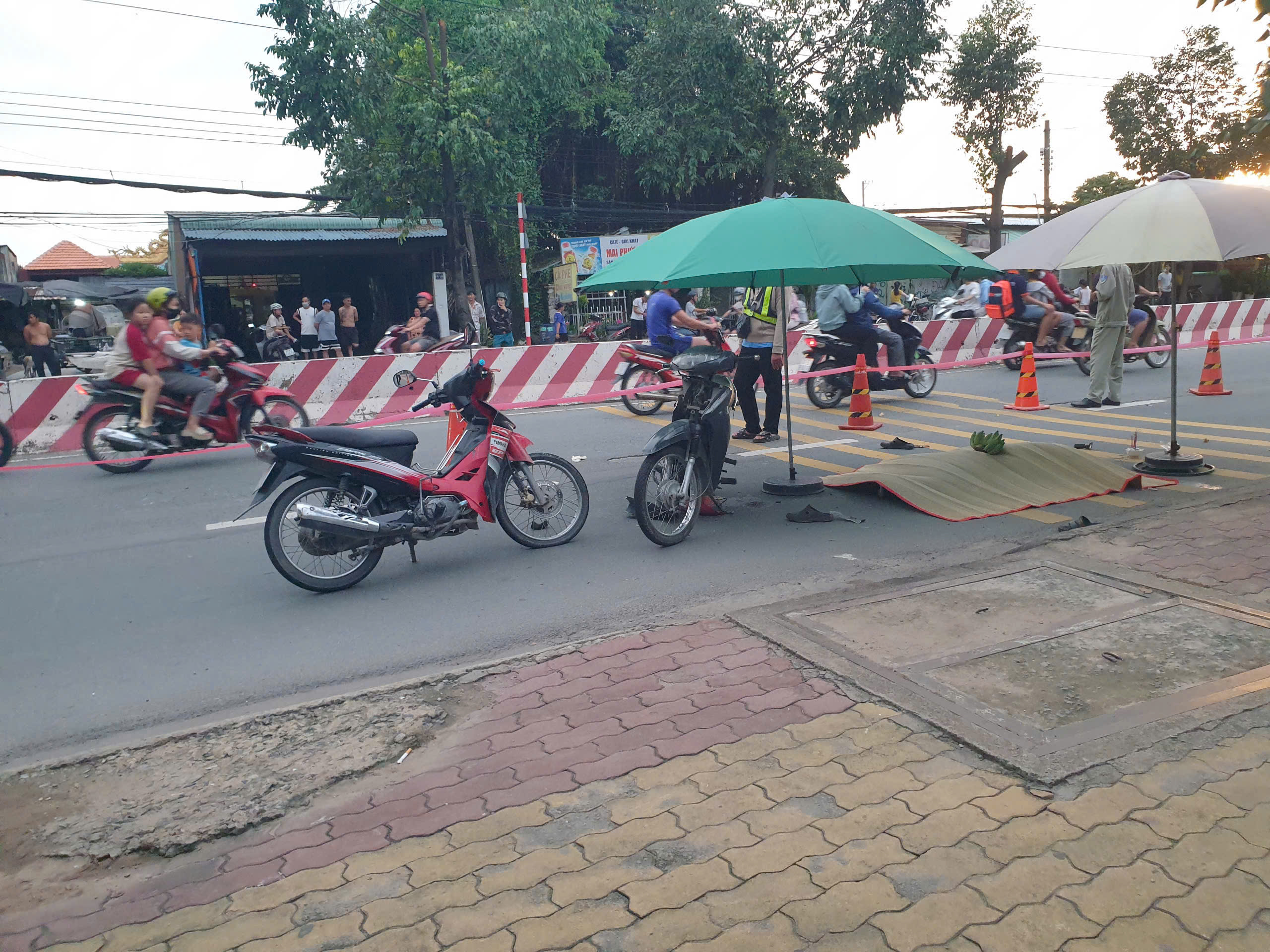 Hai xe máy va chạm, 1 người tử vong, 2 người bị thương- Ảnh 1.