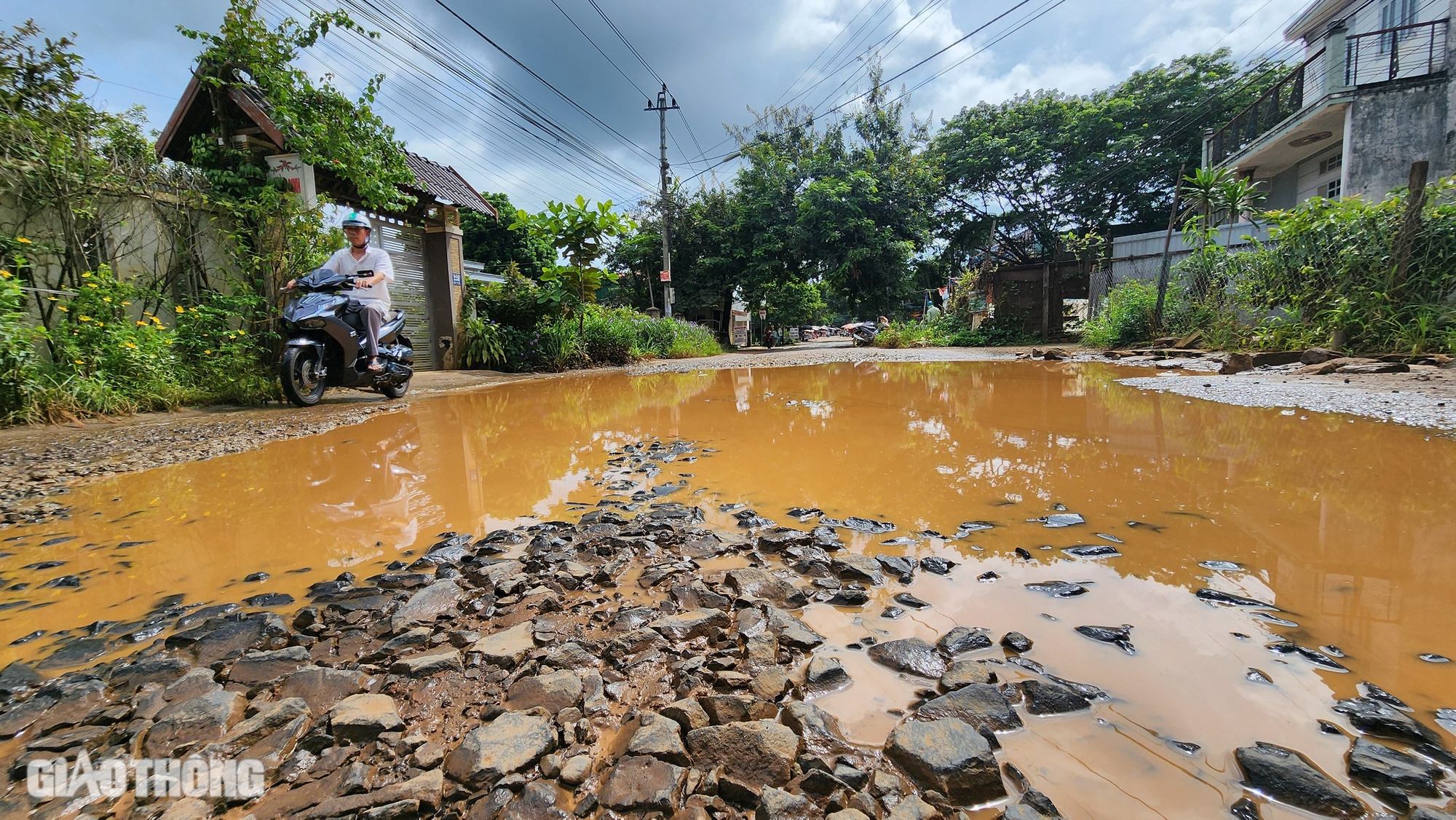 Đắk Lắk: Vướng mặt bằng, đường 300 tỷ thi công ì ạch, mất an toàn giao thông- Ảnh 3.