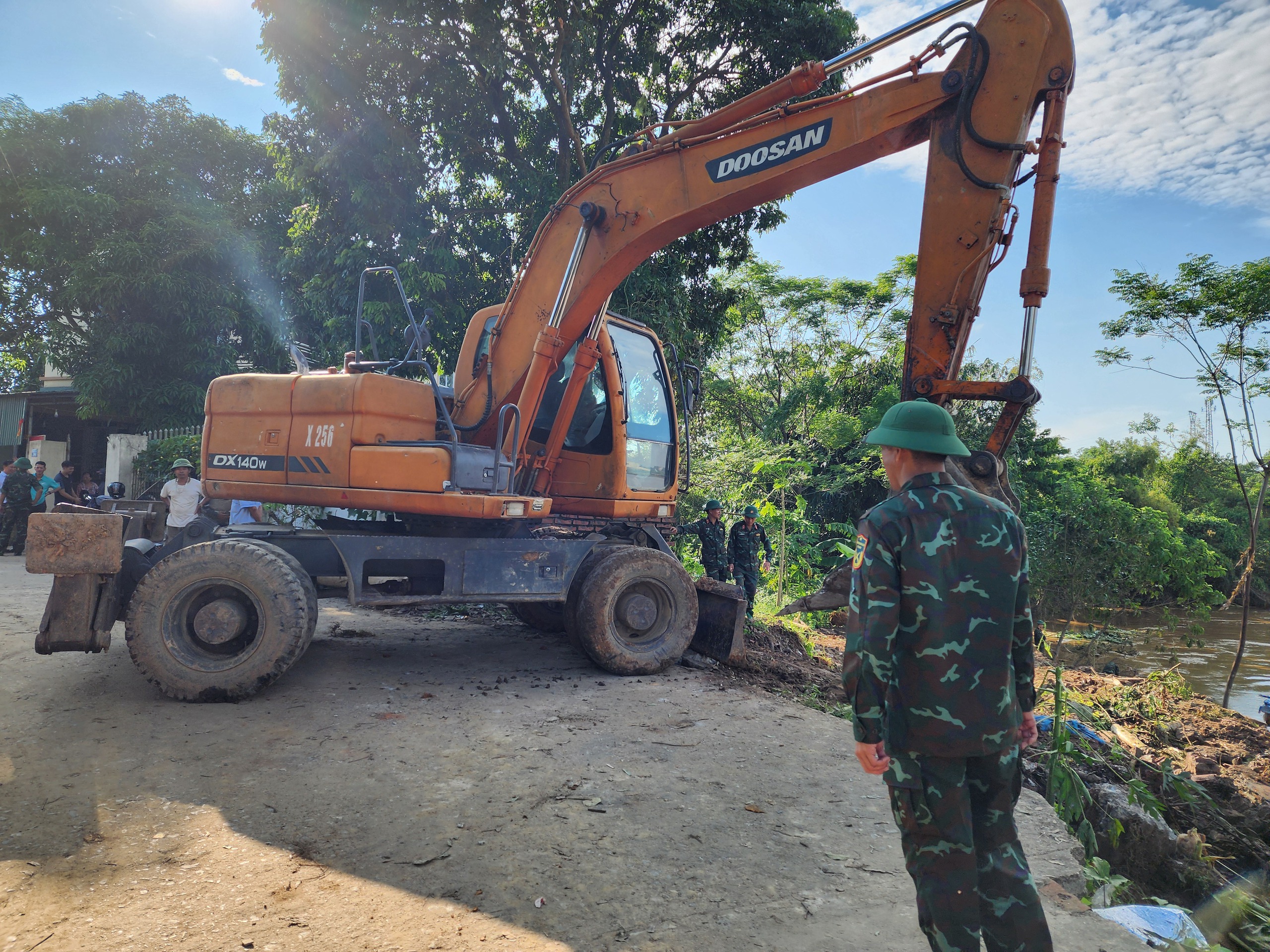 Đi vòng 40km, người dân ngóng từng ngày cầu phao thay thế cầu Phong Châu bị sập- Ảnh 3.