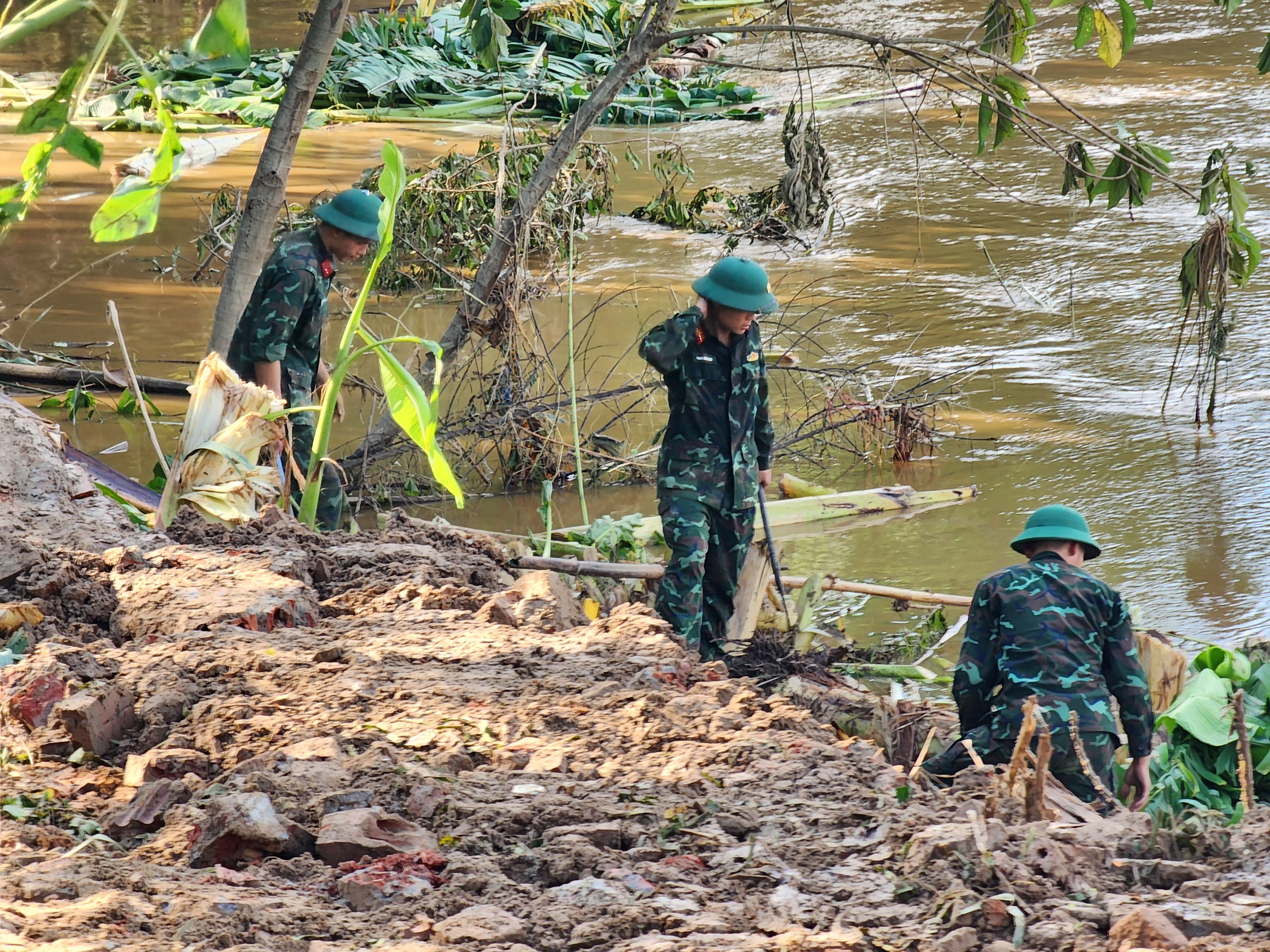 Đi vòng 40km, người dân ngóng từng ngày cầu phao thay thế cầu Phong Châu bị sập- Ảnh 4.