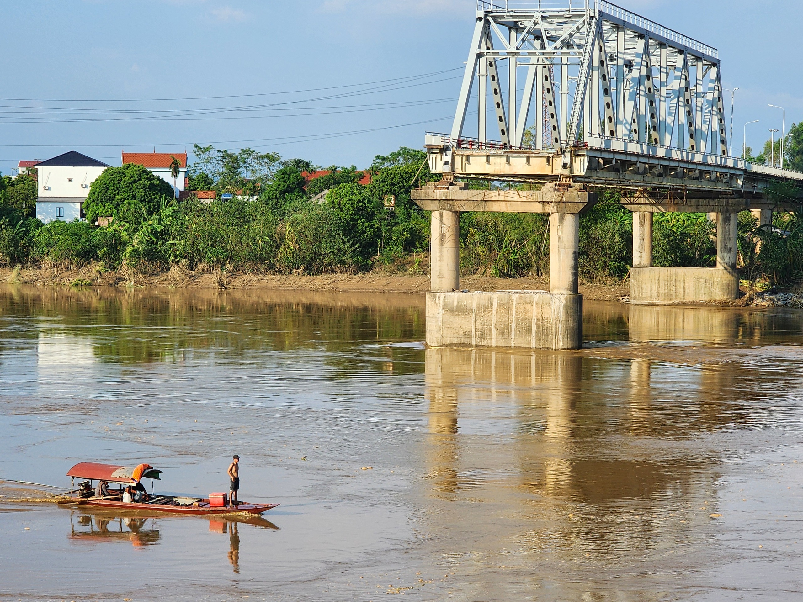 Đi vòng 40km, người dân ngóng từng ngày cầu phao thay thế cầu Phong Châu bị sập- Ảnh 2.