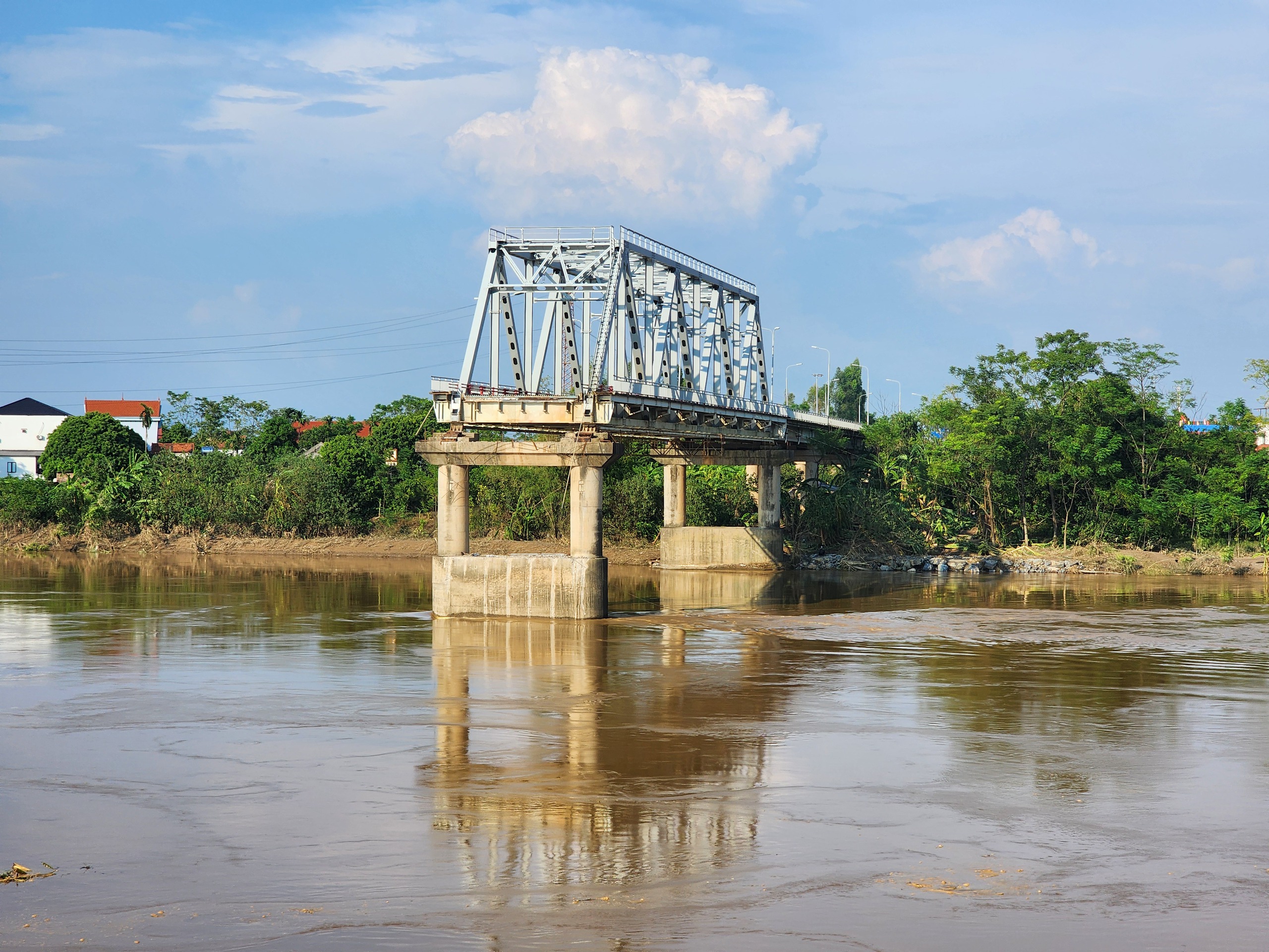 Đi vòng 40km, người dân ngóng từng ngày cầu phao thay thế cầu Phong Châu bị sập- Ảnh 1.