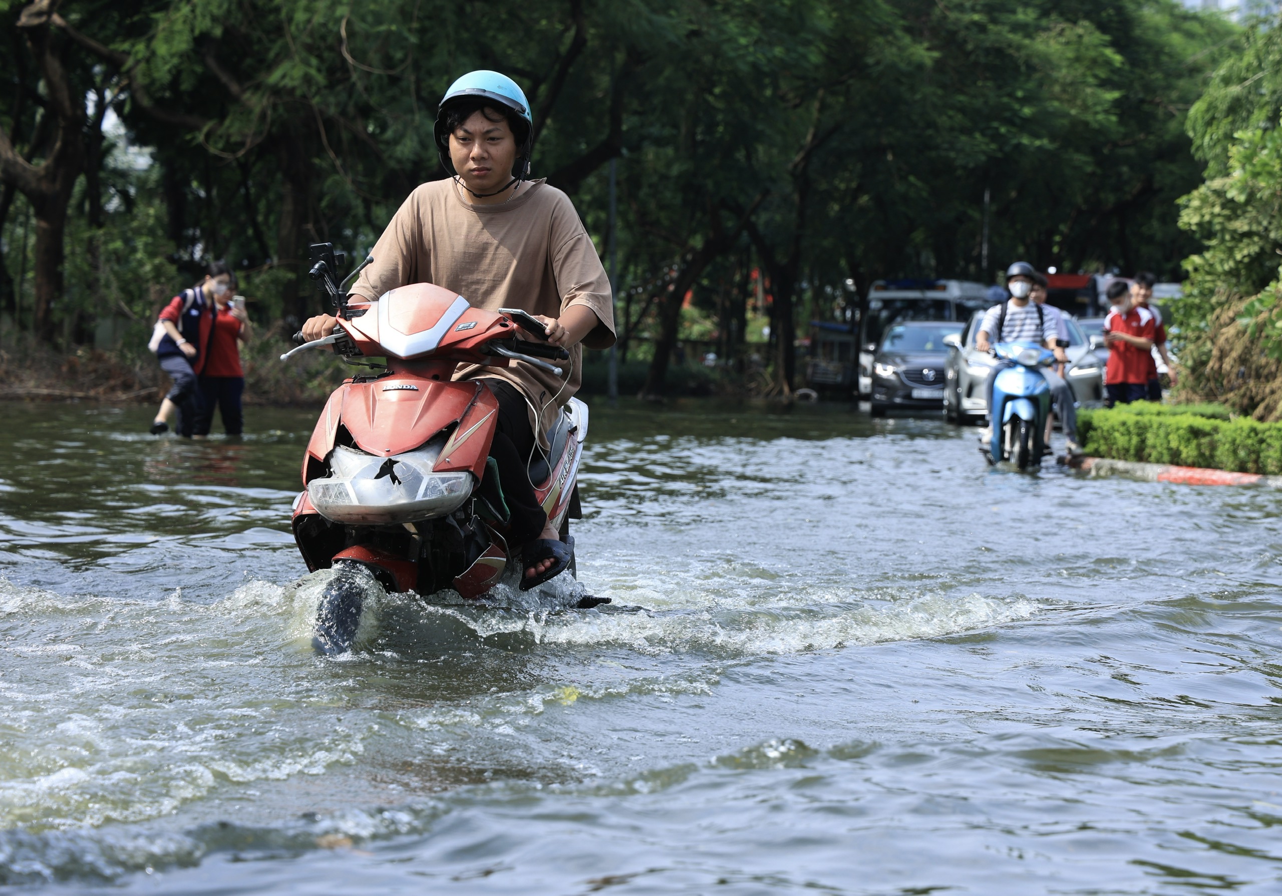 Hà Nội ngập sâu sau đêm mưa lớn, nhiều tuyến đường đến 10h trưa vẫn tắc- Ảnh 24.