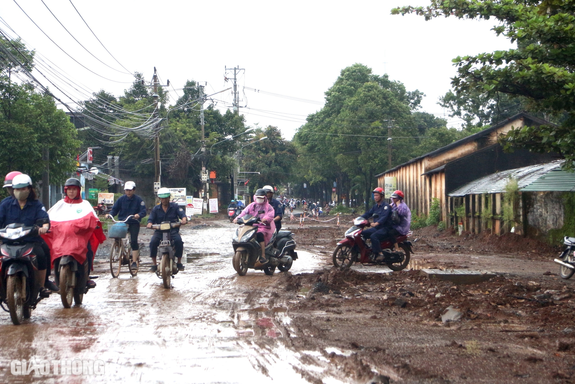 Đắk Lắk: Vướng mặt bằng, đường 300 tỷ thi công ì ạch, mất an toàn giao thông- Ảnh 4.