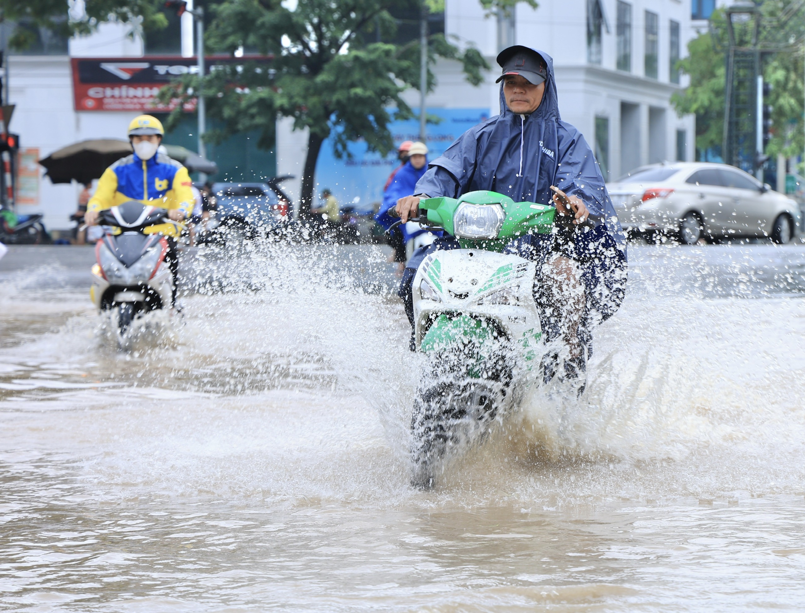 Hà Nội ngập sâu sau đêm mưa lớn, nhiều tuyến đường đến 10h trưa vẫn tắc- Ảnh 21.