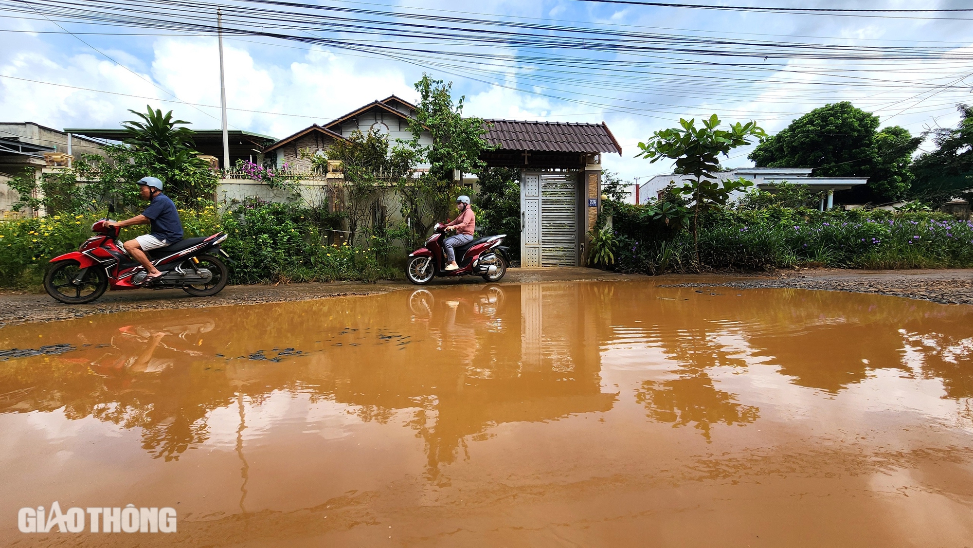 Đắk Lắk: Vướng mặt bằng, đường 300 tỷ thi công ì ạch, mất an toàn giao thông- Ảnh 1.