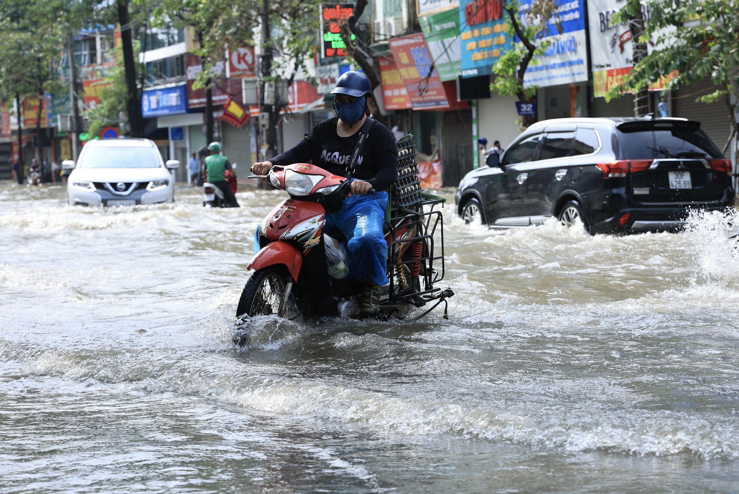 Hà Nội ngập sâu sau đêm mưa lớn, nhiều tuyến đường đến 10h trưa vẫn tắc- Ảnh 9.