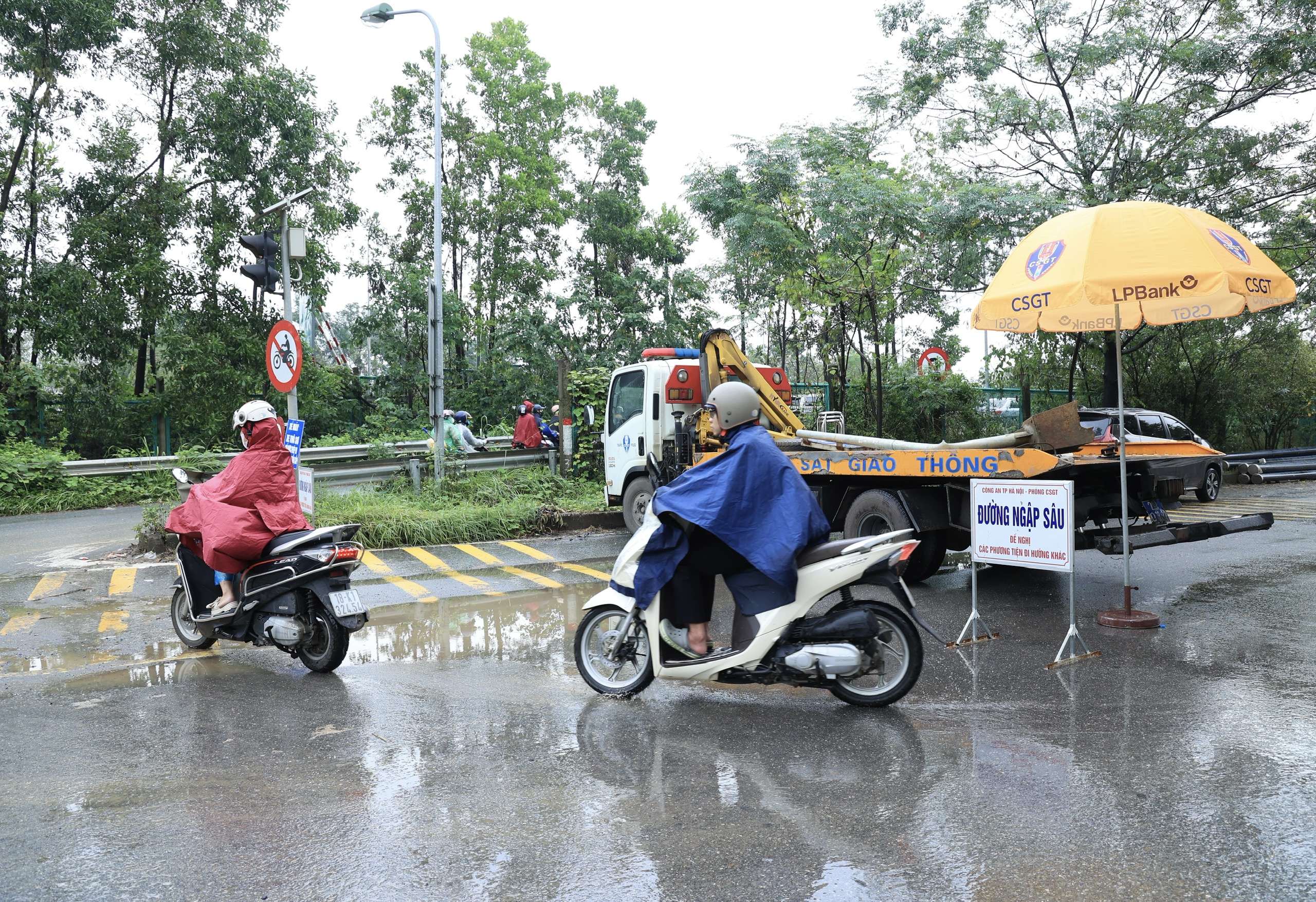 Hà Nội ngập sâu sau đêm mưa lớn, nhiều tuyến đường đến 10h trưa vẫn tắc- Ảnh 19.