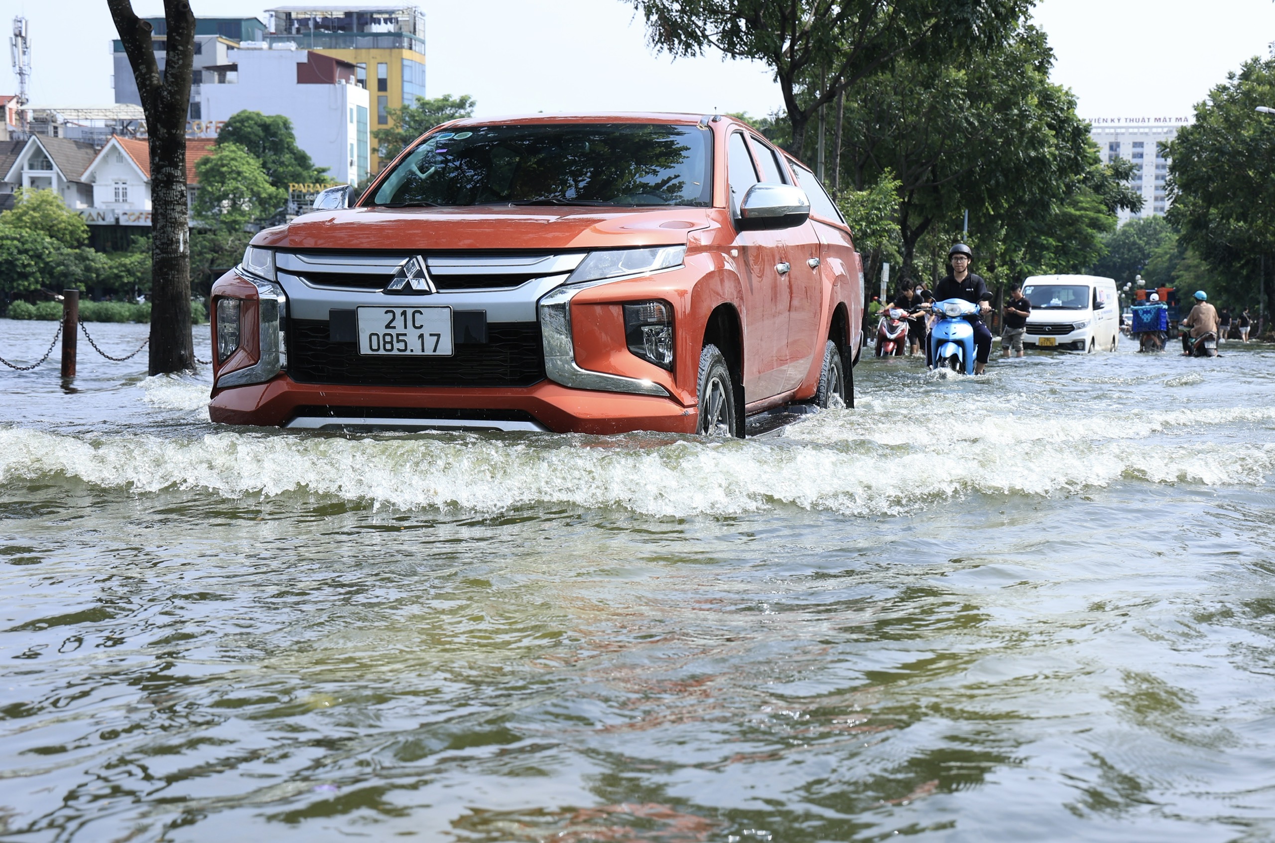 Hà Nội ngập sâu sau đêm mưa lớn, nhiều tuyến đường đến 10h trưa vẫn tắc- Ảnh 14.