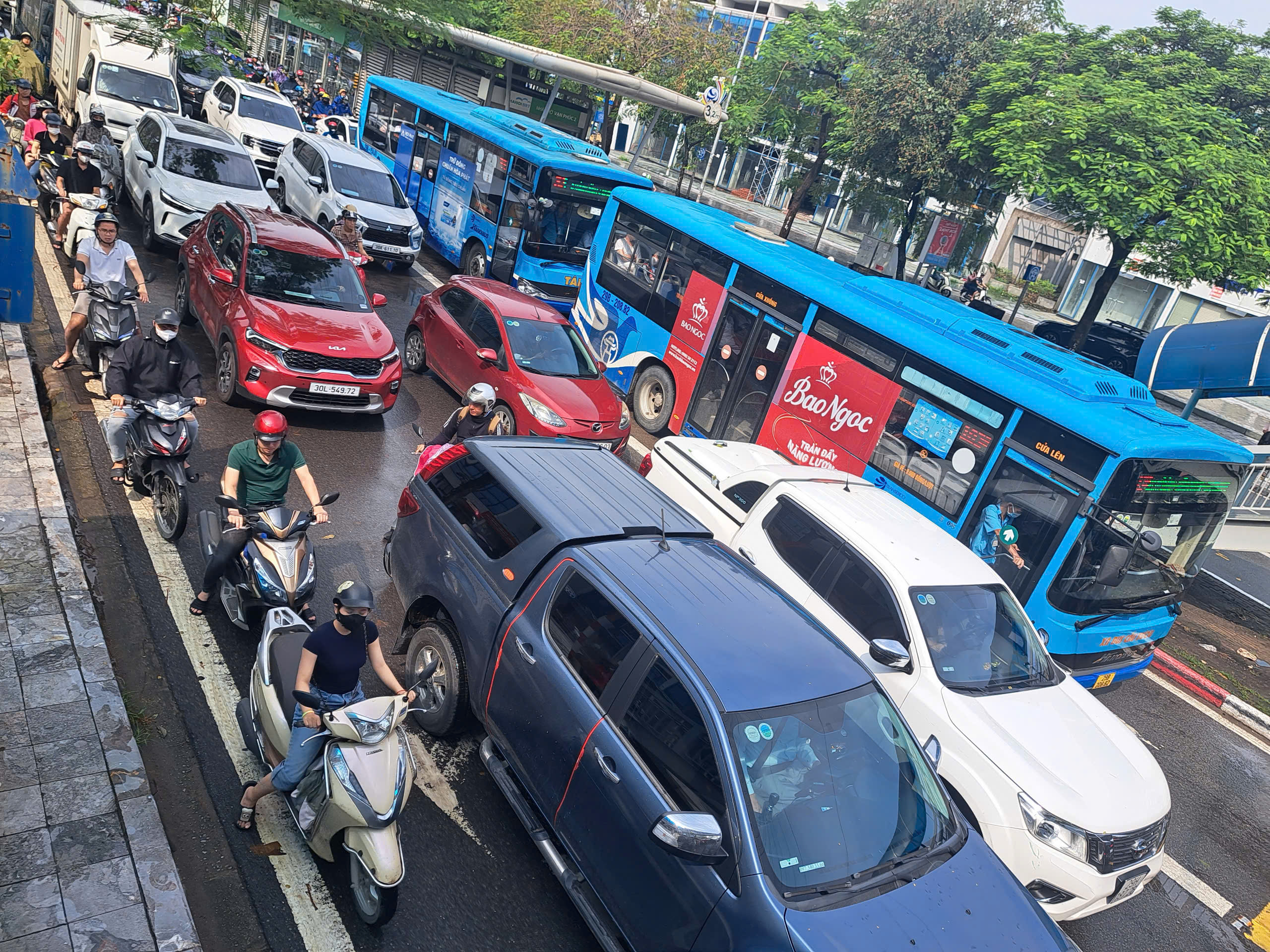 Hà Nội ngập sâu sau đêm mưa lớn, nhiều tuyến đường đến 10h trưa vẫn tắc- Ảnh 2.