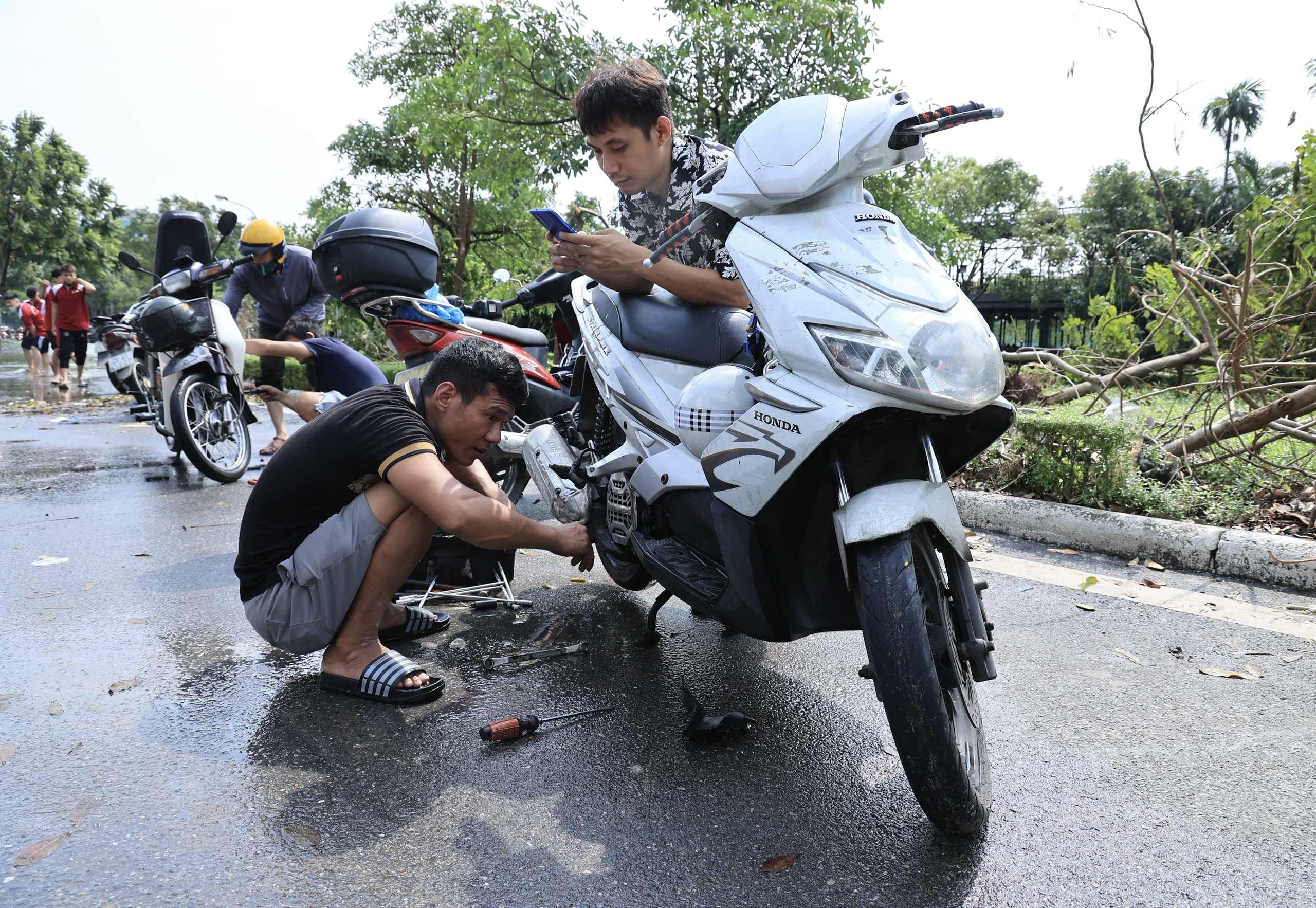 Hà Nội ngập sâu sau đêm mưa lớn, nhiều tuyến đường đến 10h trưa vẫn tắc- Ảnh 15.